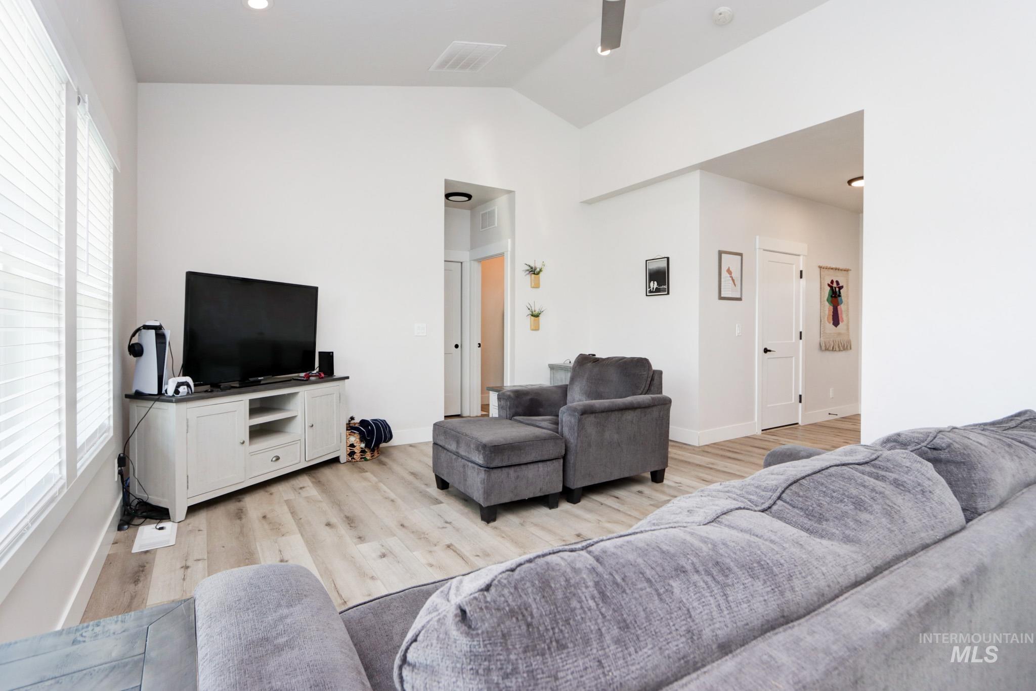 2440 Torrey Pines Ct Property Photo 7