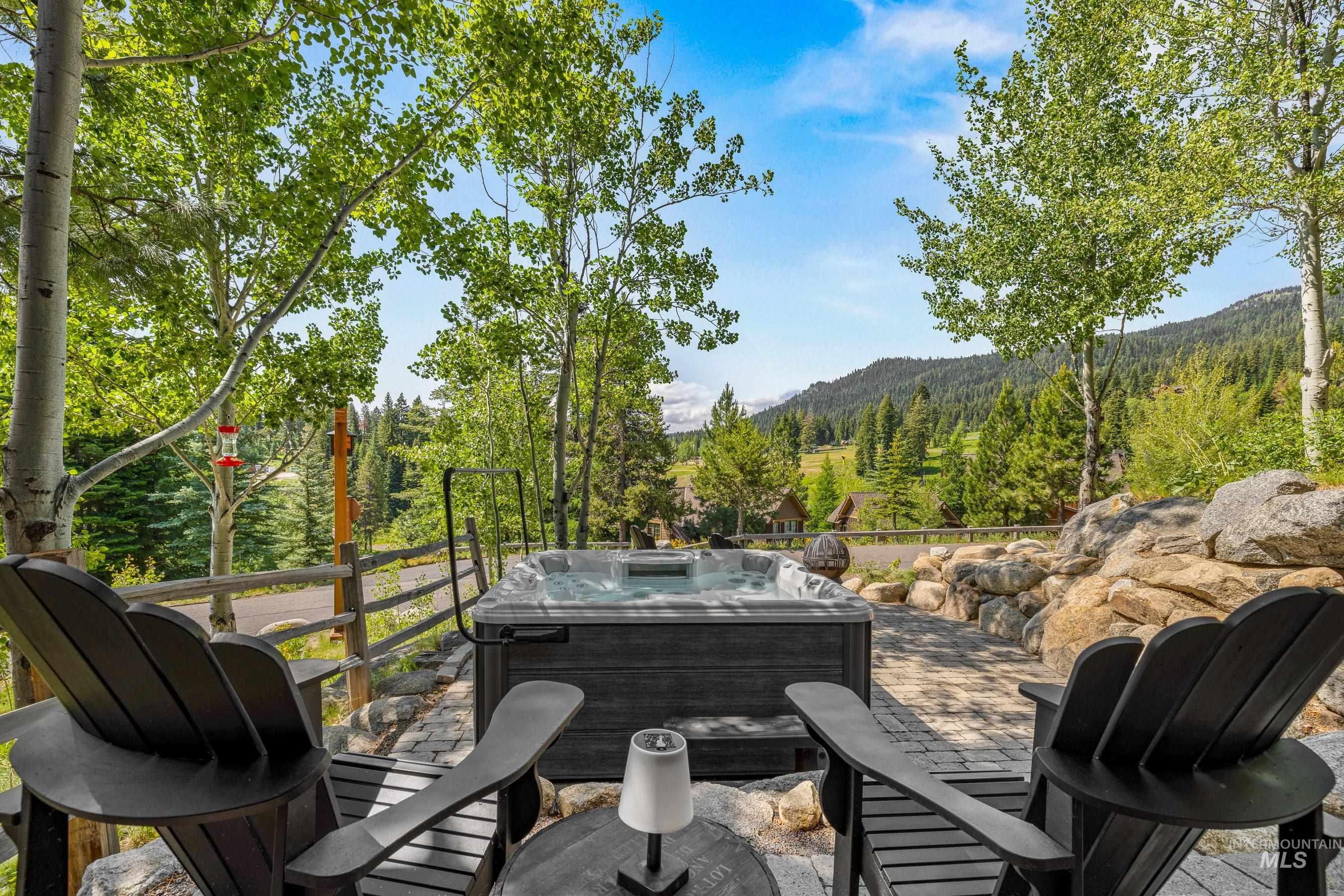 7 Golden Bench Court Property Photo 1