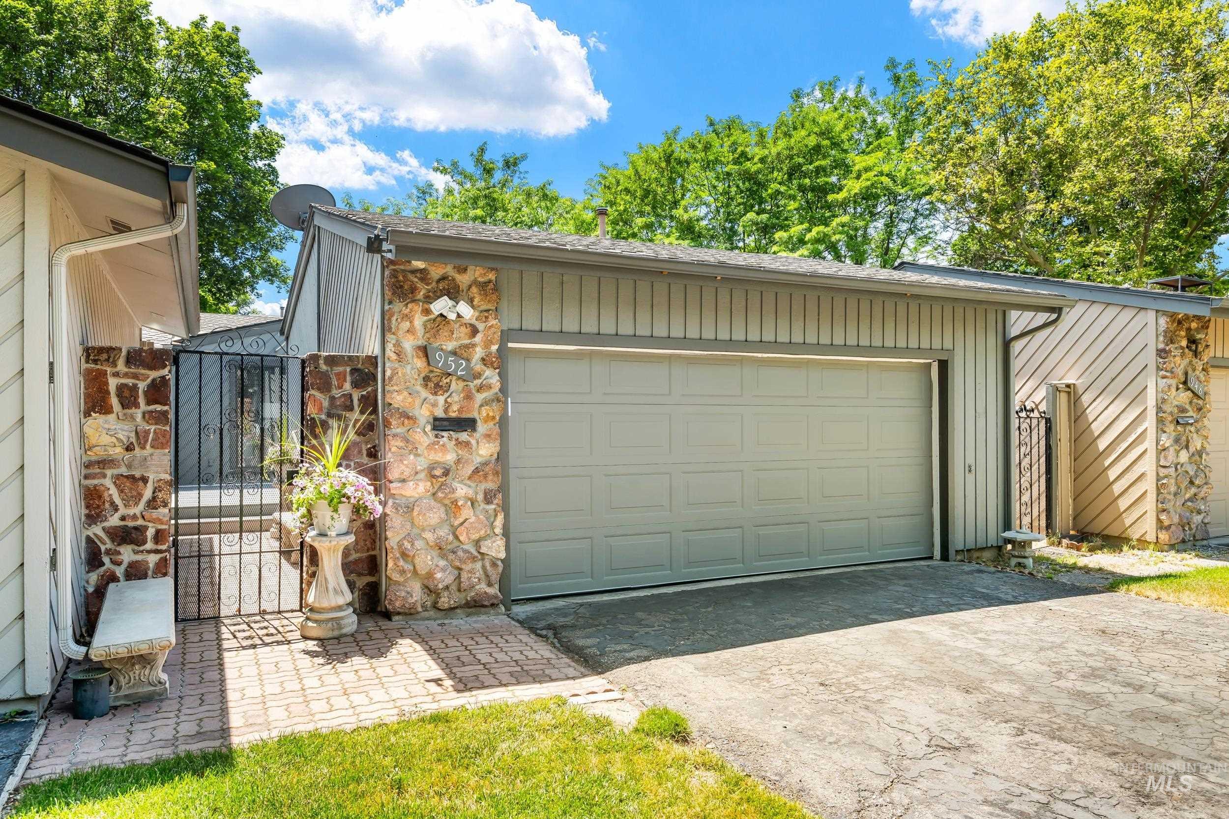 952 N Camelot Dr Property Photo 1
