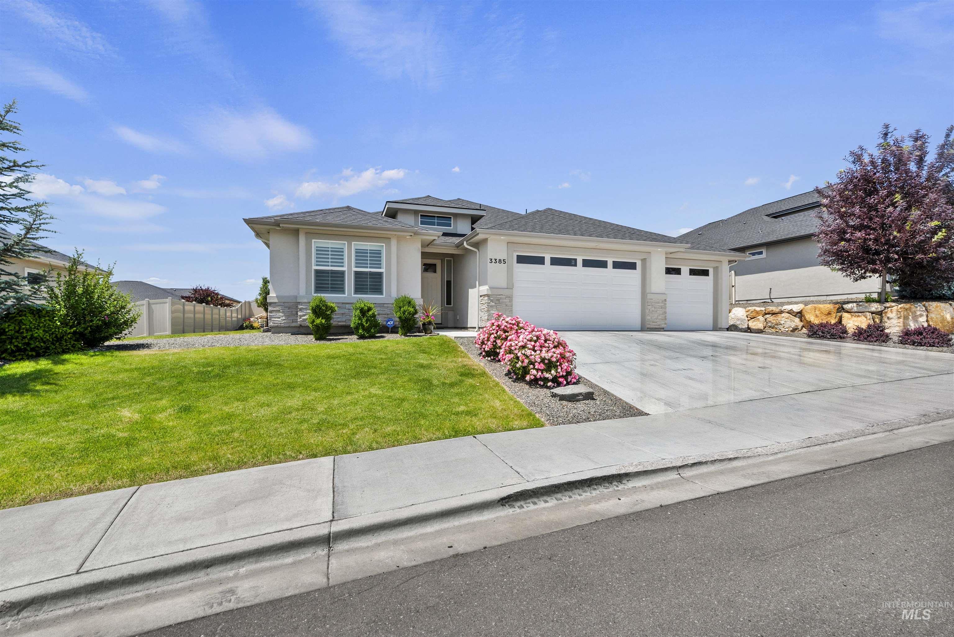 3385 N Roseland Way Property Photo 1