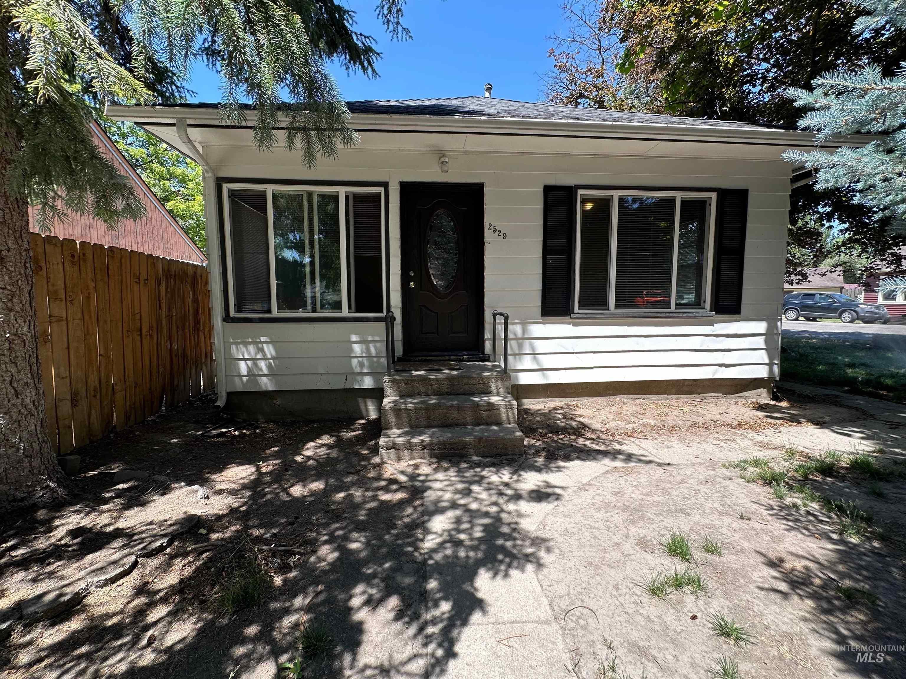 2529 N Lander Property Photo 1