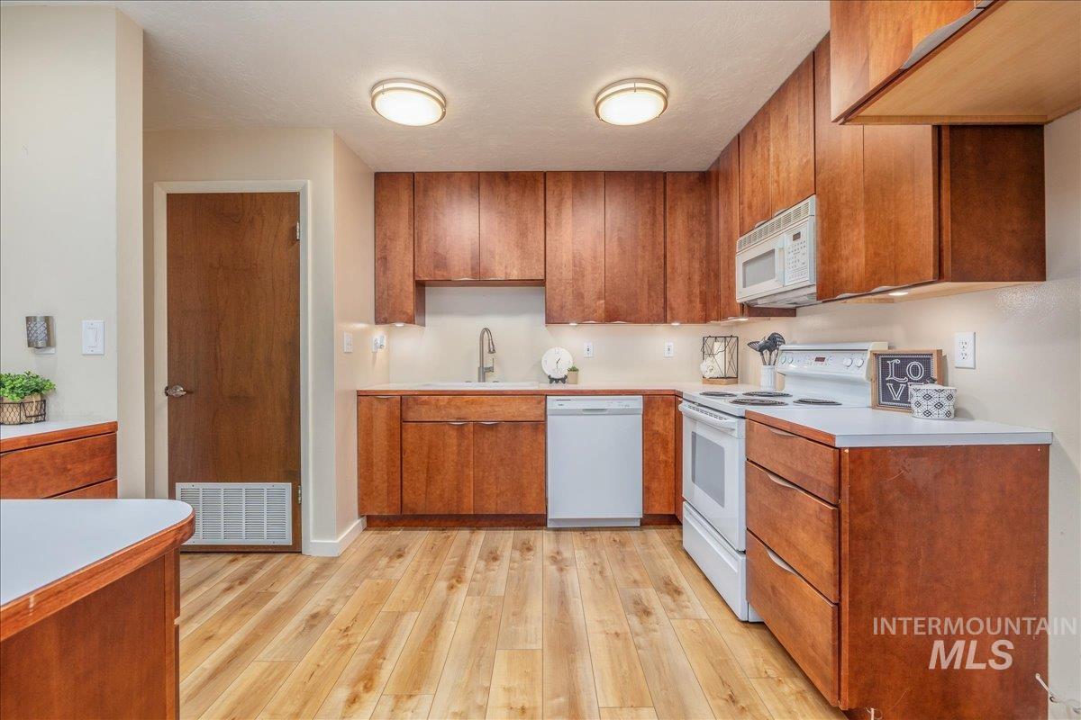 1134 N Camelot Dr Property Photo 10