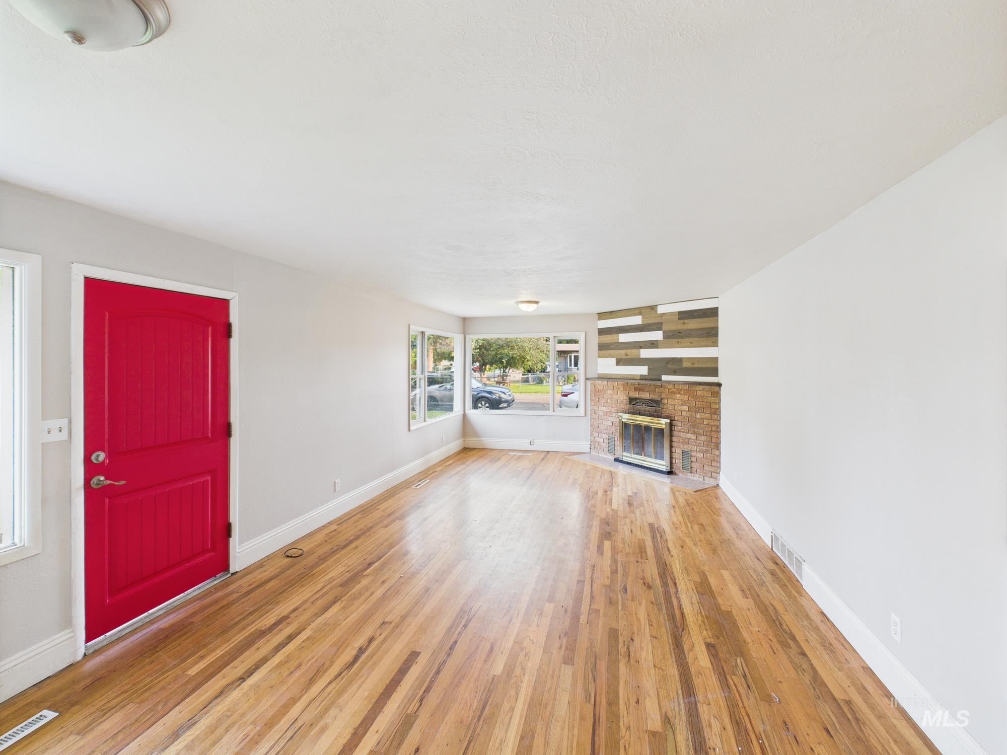 2624 Iowa Ave Property Photo 4