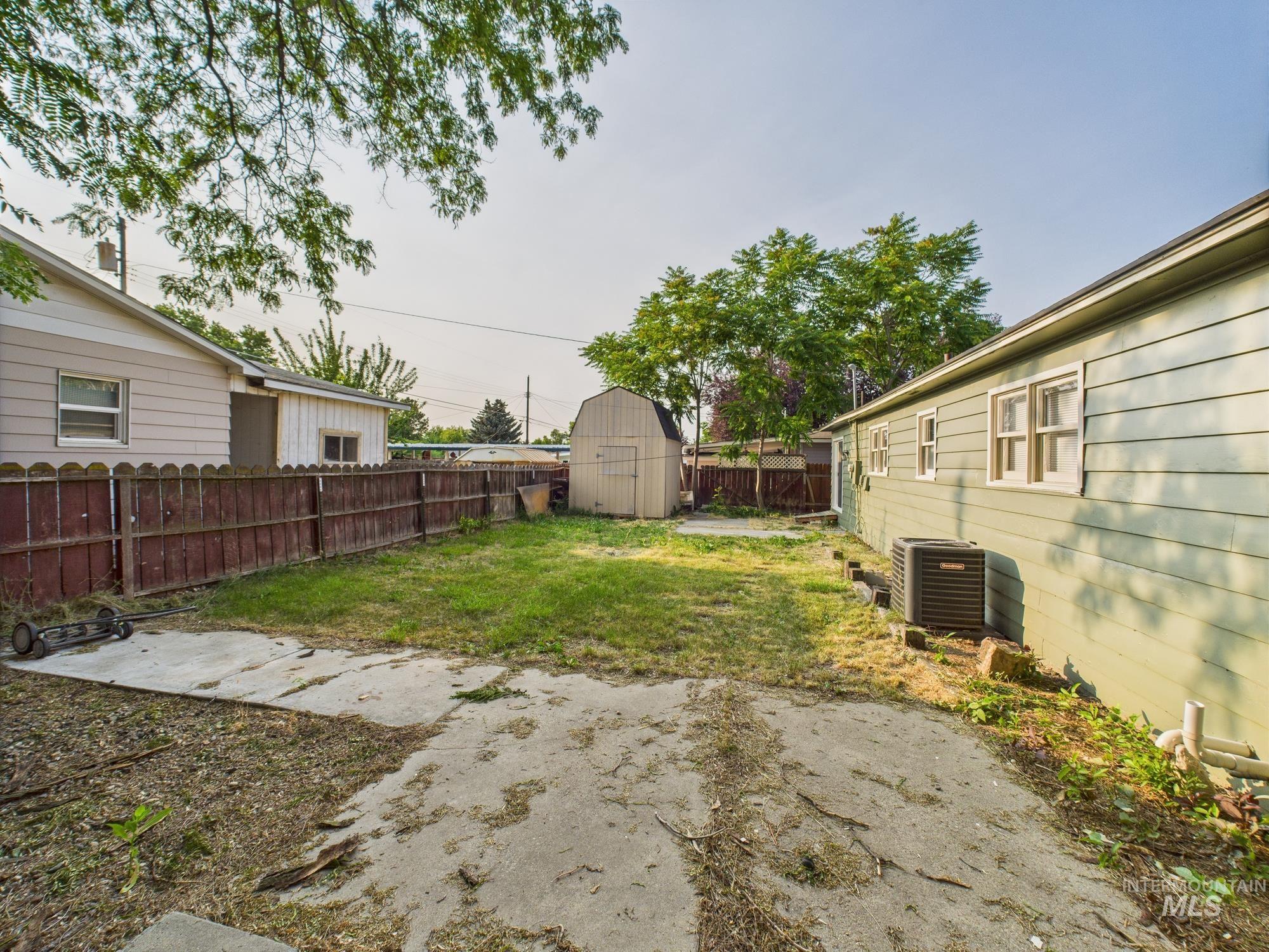2624 Iowa Ave Property Photo 23