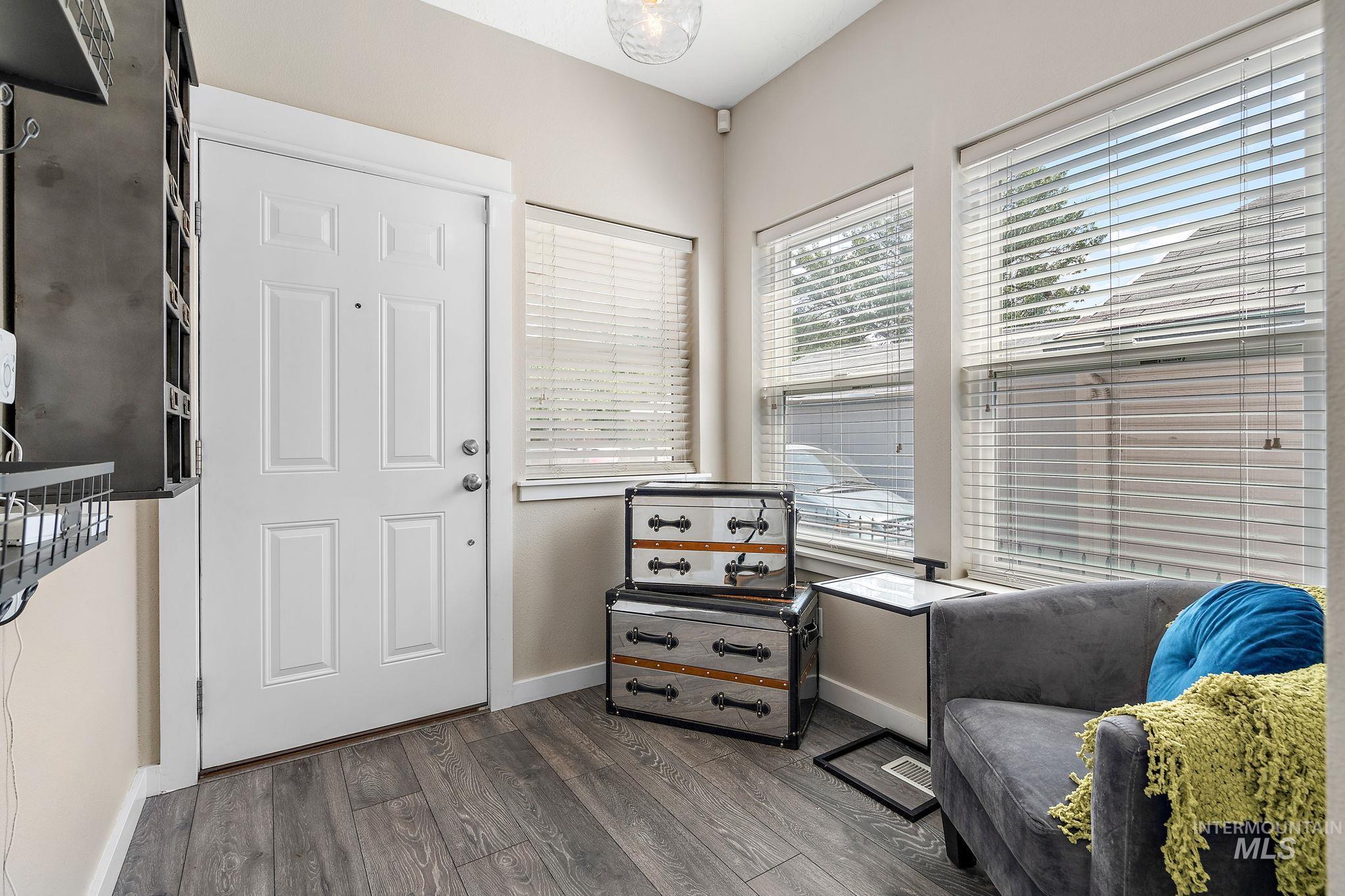 1041 Clithero Property Photo 3