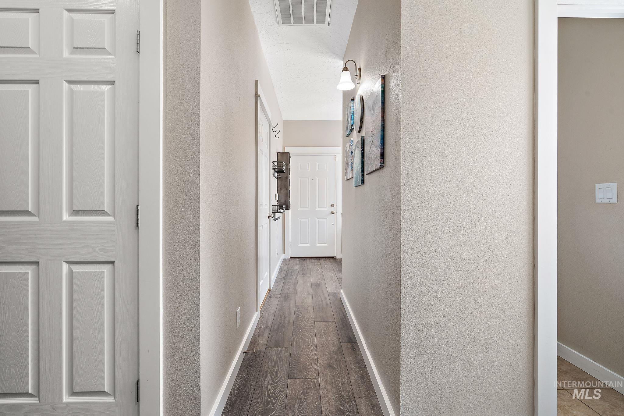 1041 Clithero Property Photo 4