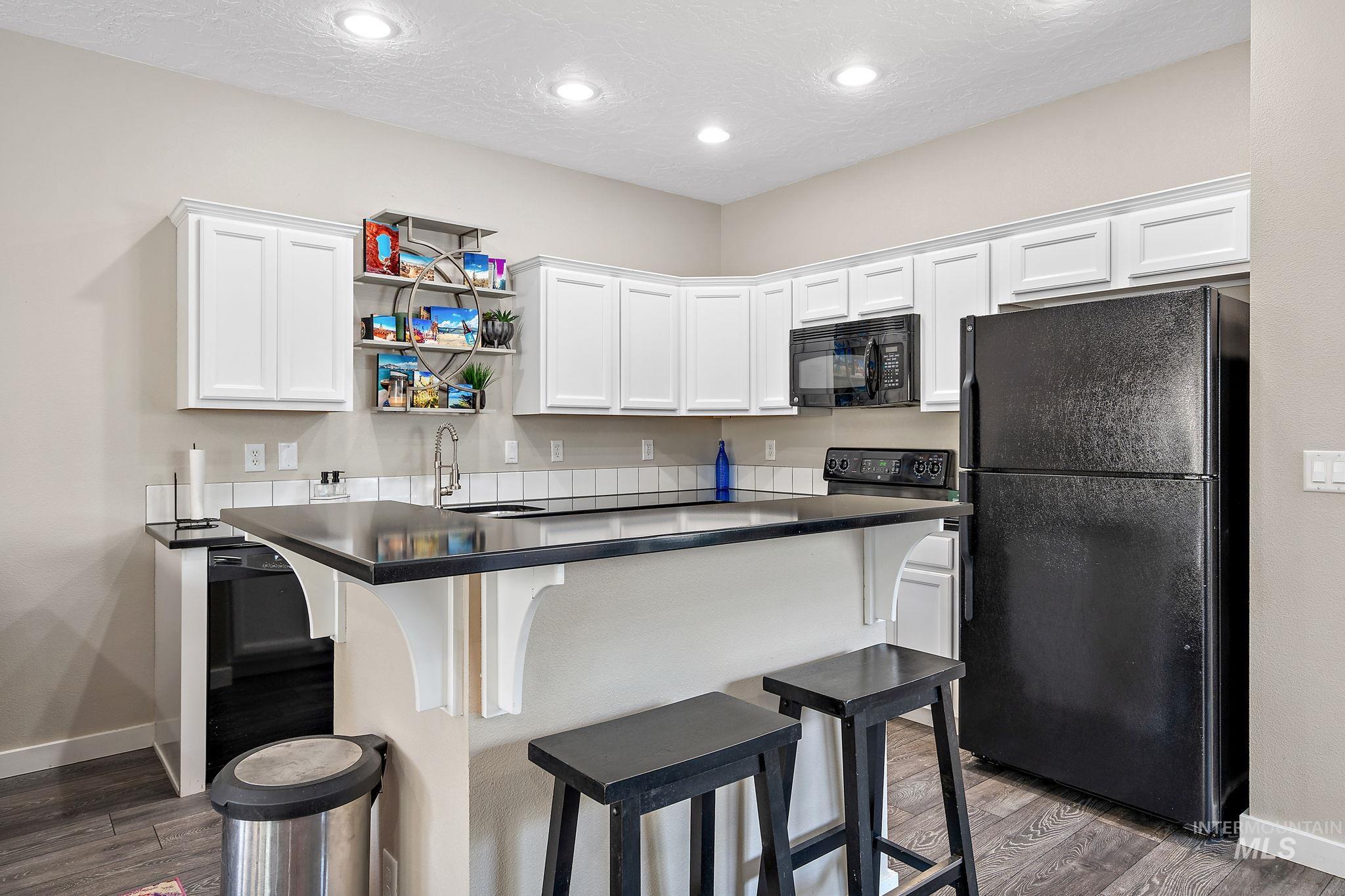 1041 Clithero Property Photo 6