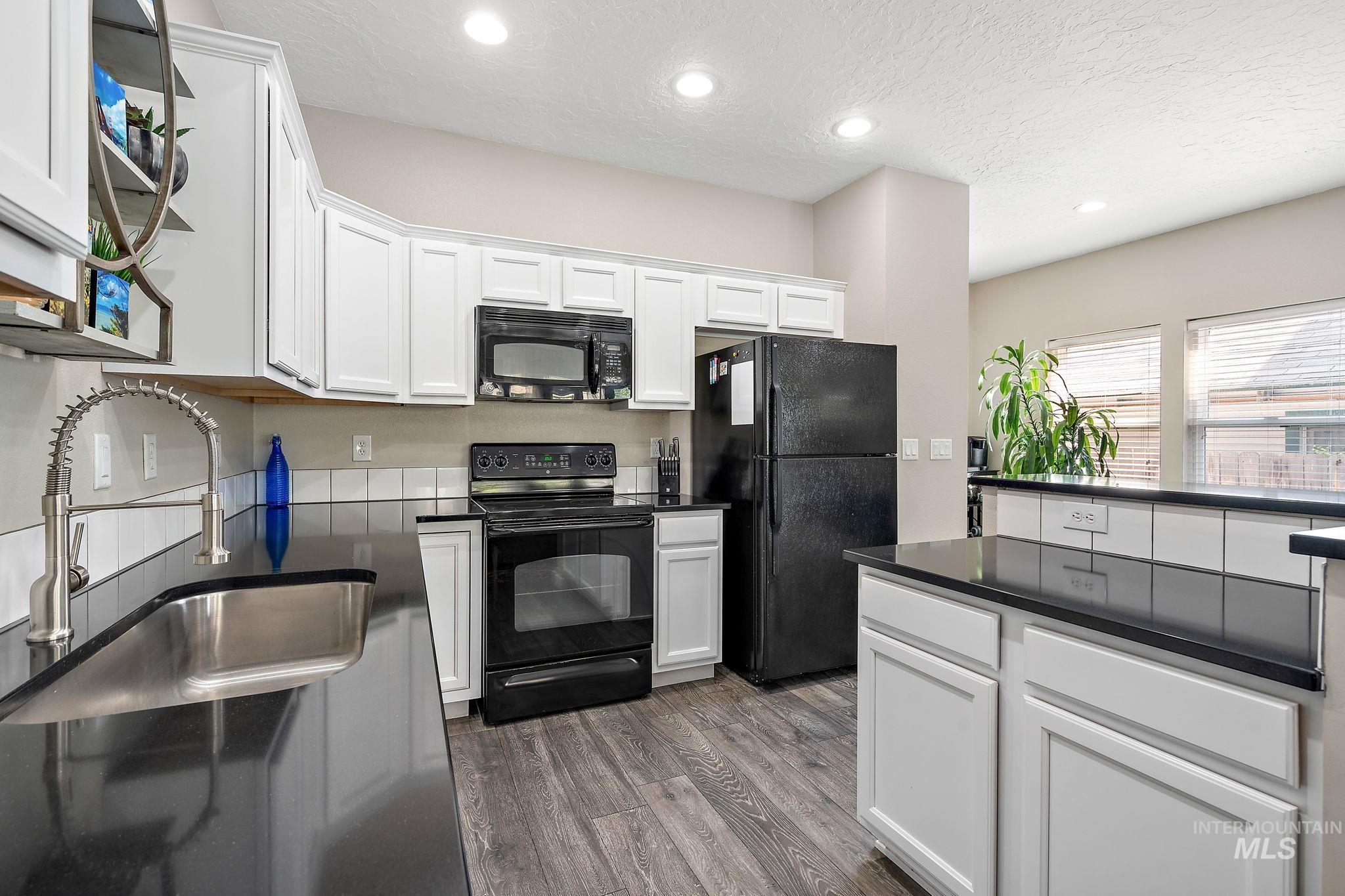 1041 Clithero Property Photo 7