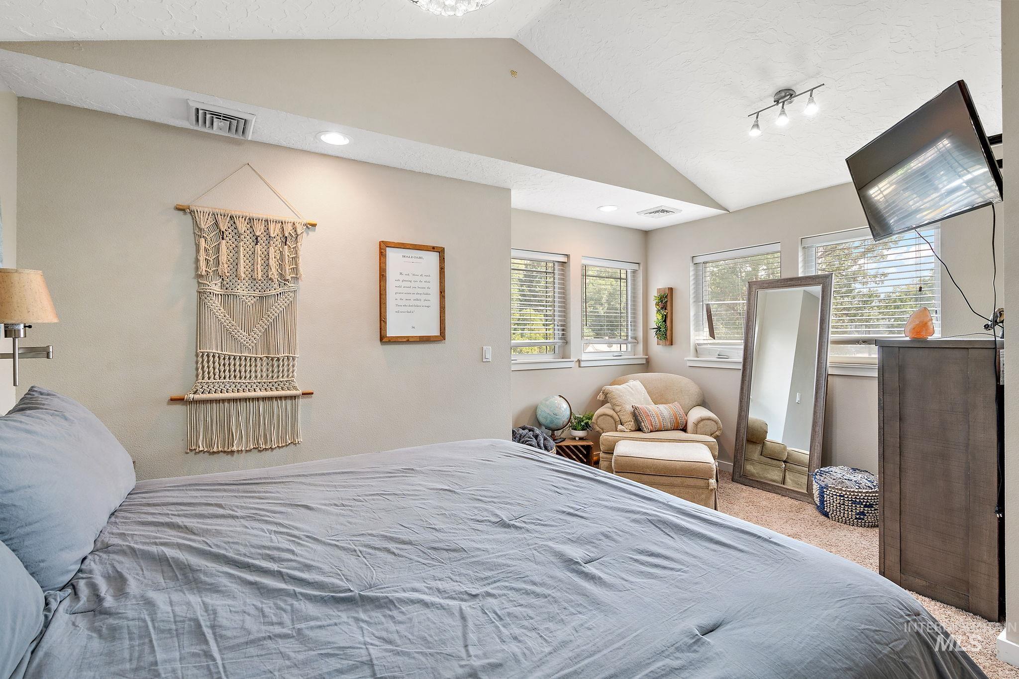 1041 Clithero Property Photo 13