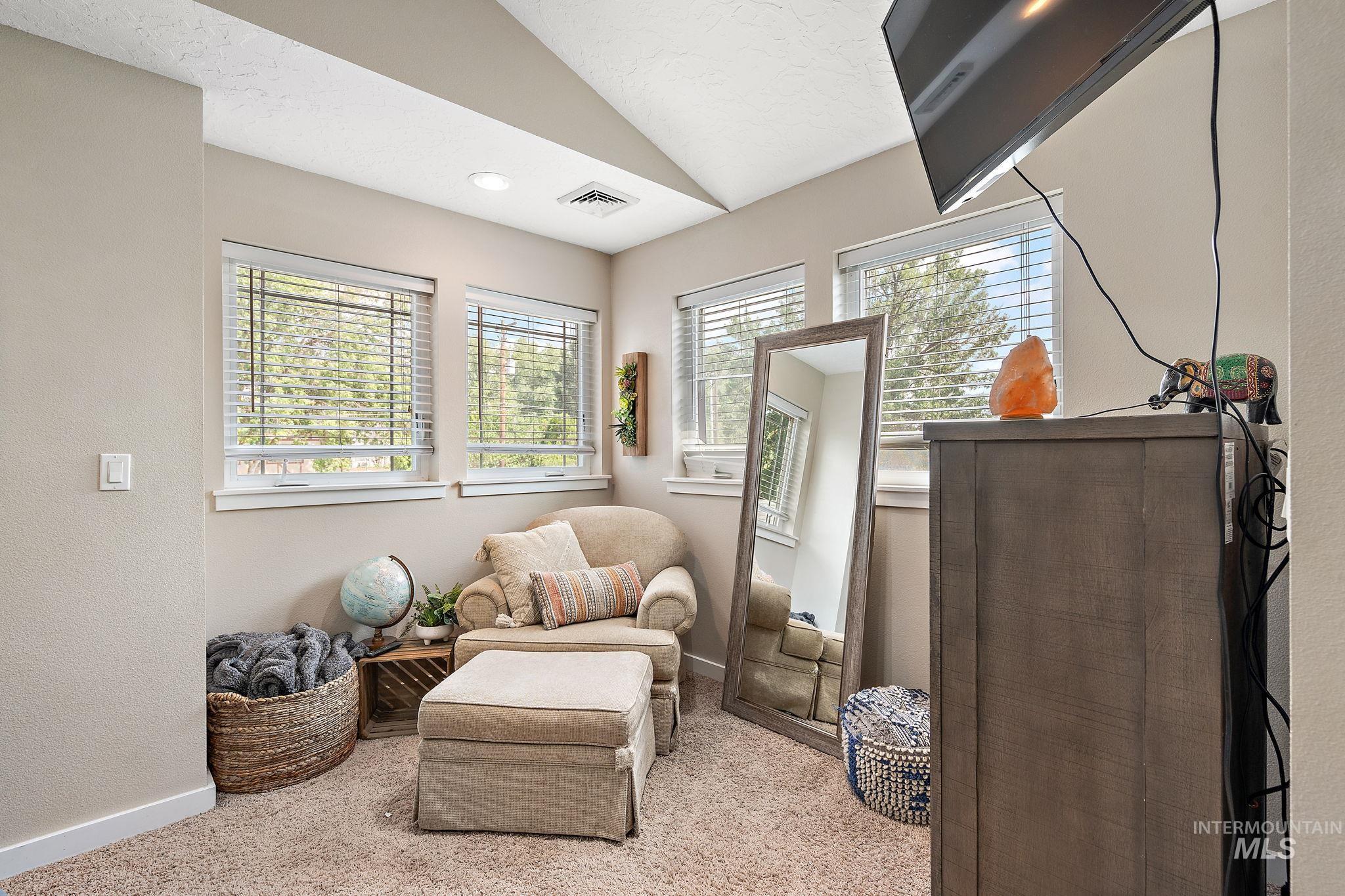 1041 Clithero Property Photo 14