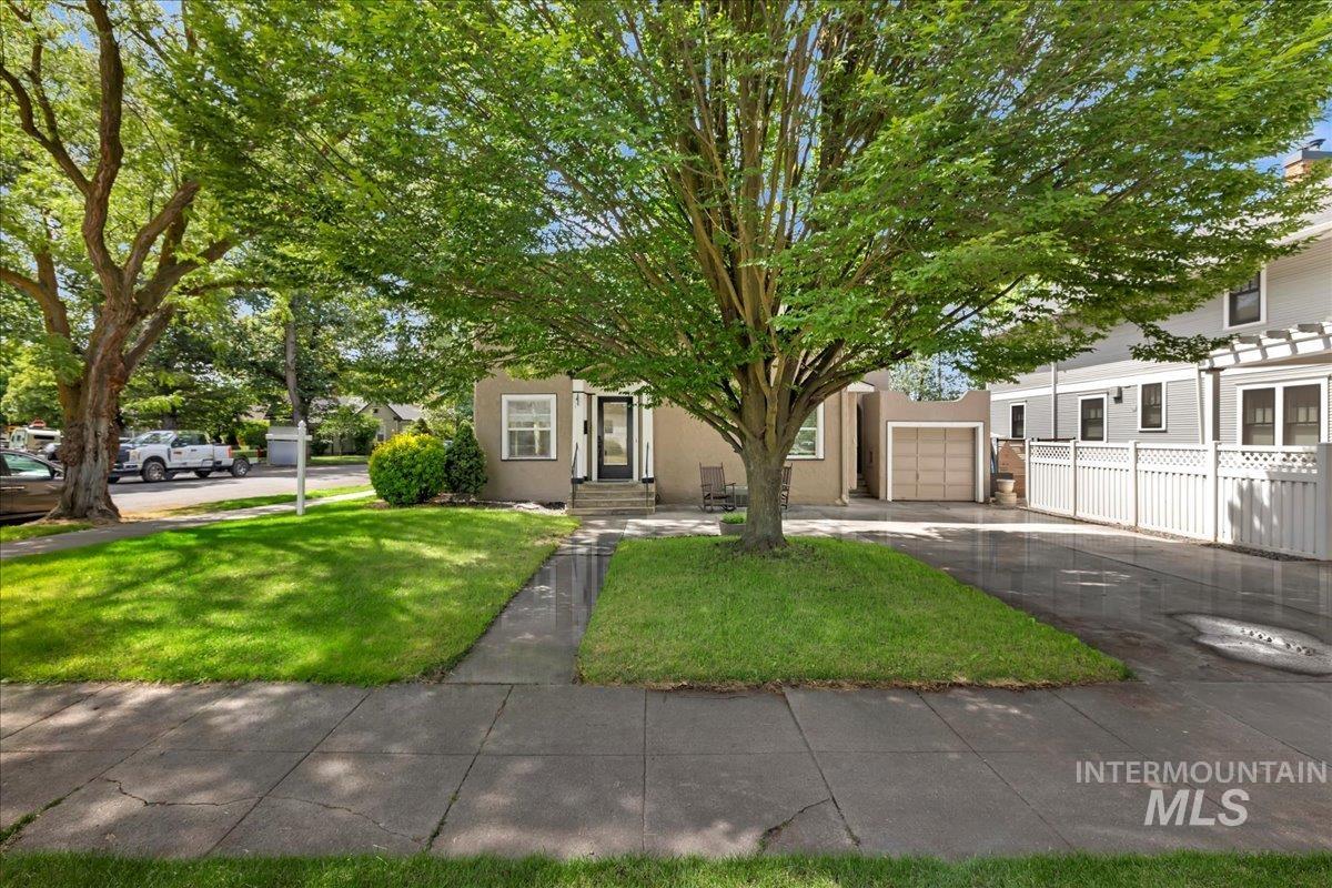 1701 W Resseguie St Property Photo 1