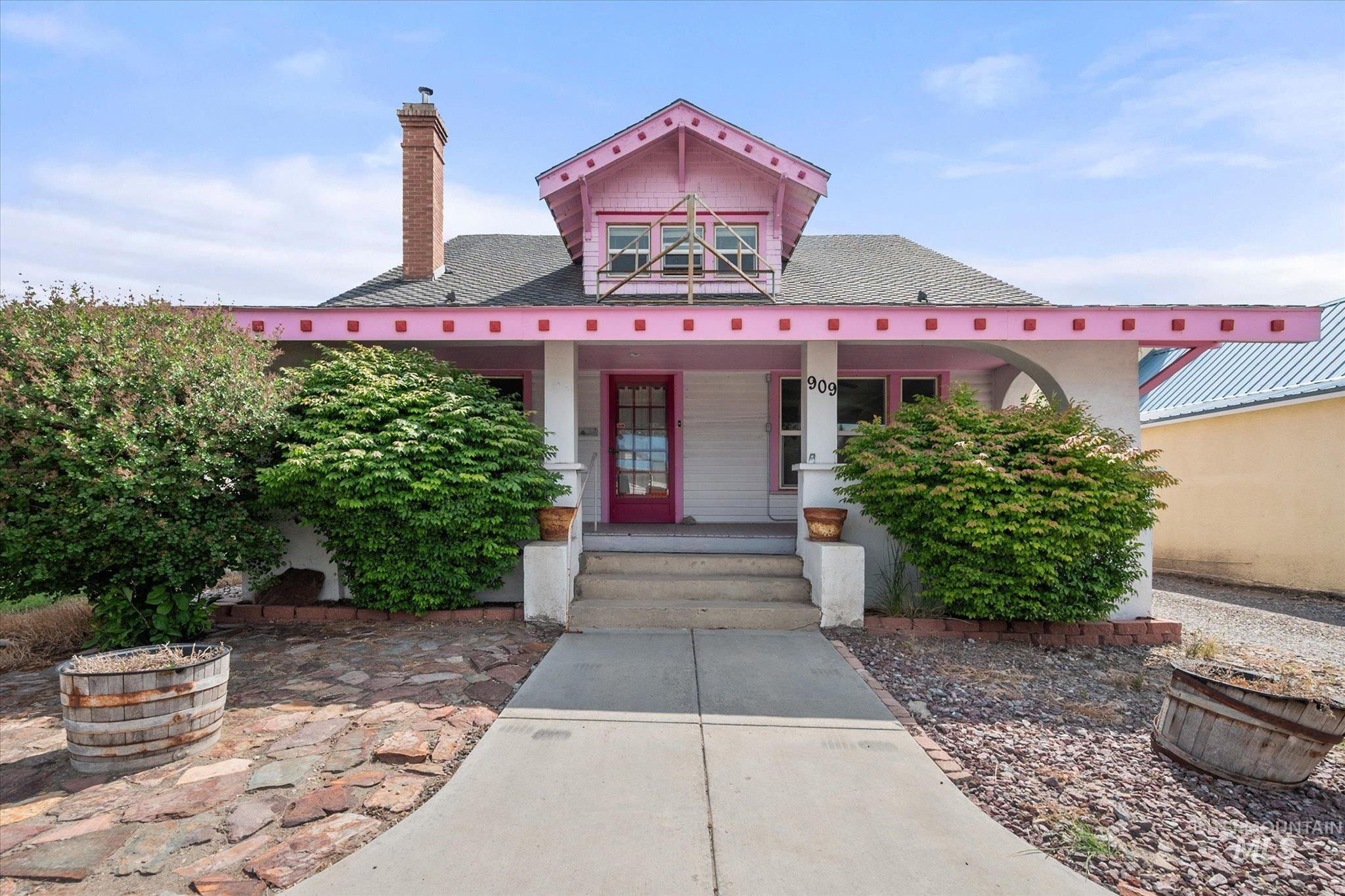 909 Main Street Property Photo