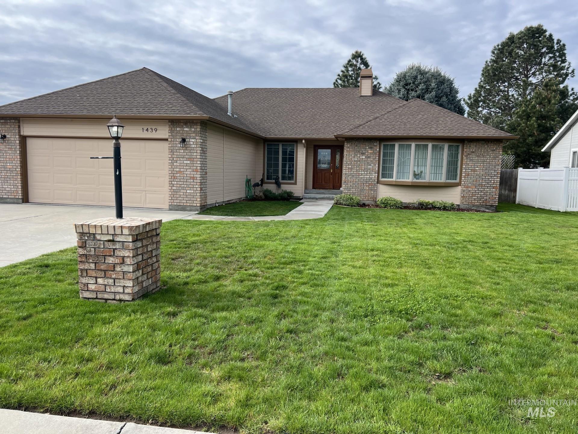 1439 Fernlee Street Property Photo 1
