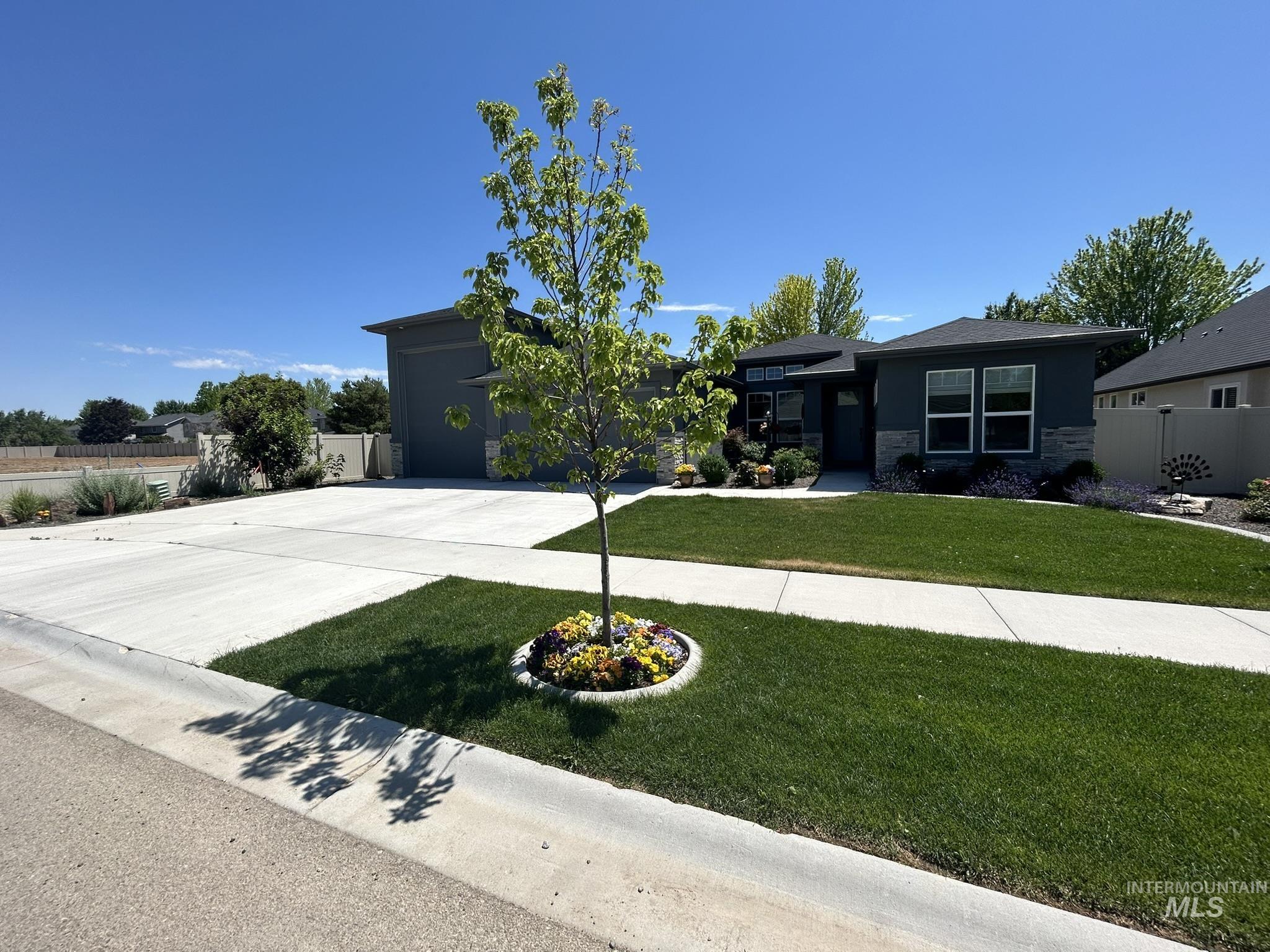 1127 E Territory St. Property Photo 2