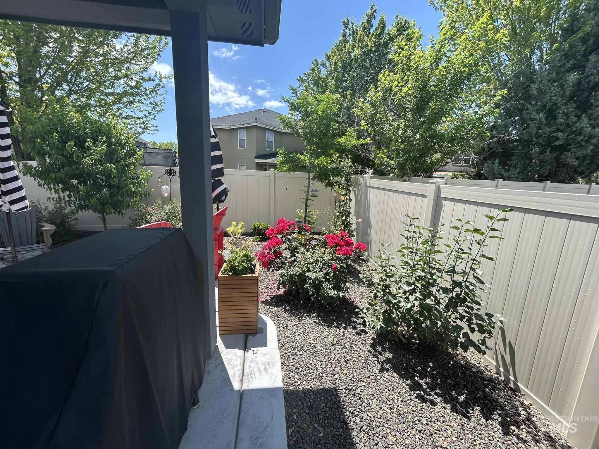 1127 E Territory St. Property Photo 32