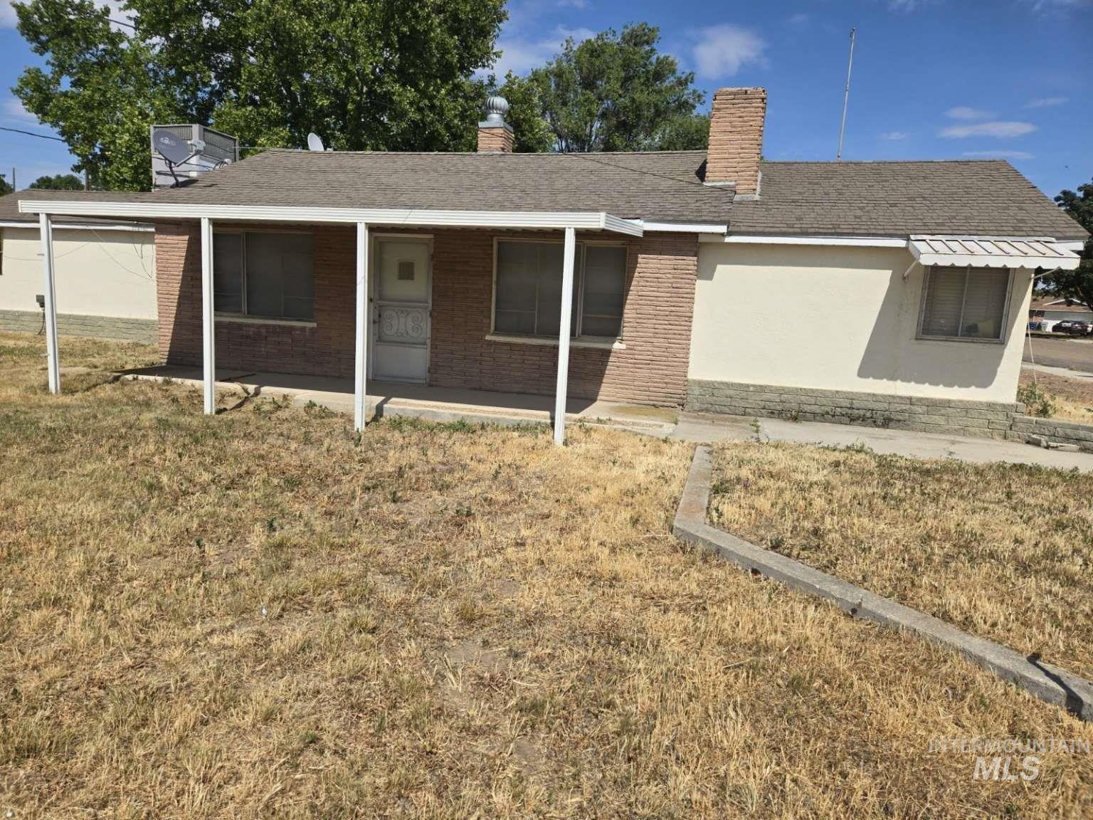 914 W Roberts Ave Property Photo 1