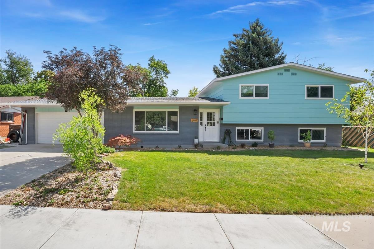 674 S Sawtooth Ave Property Photo 1