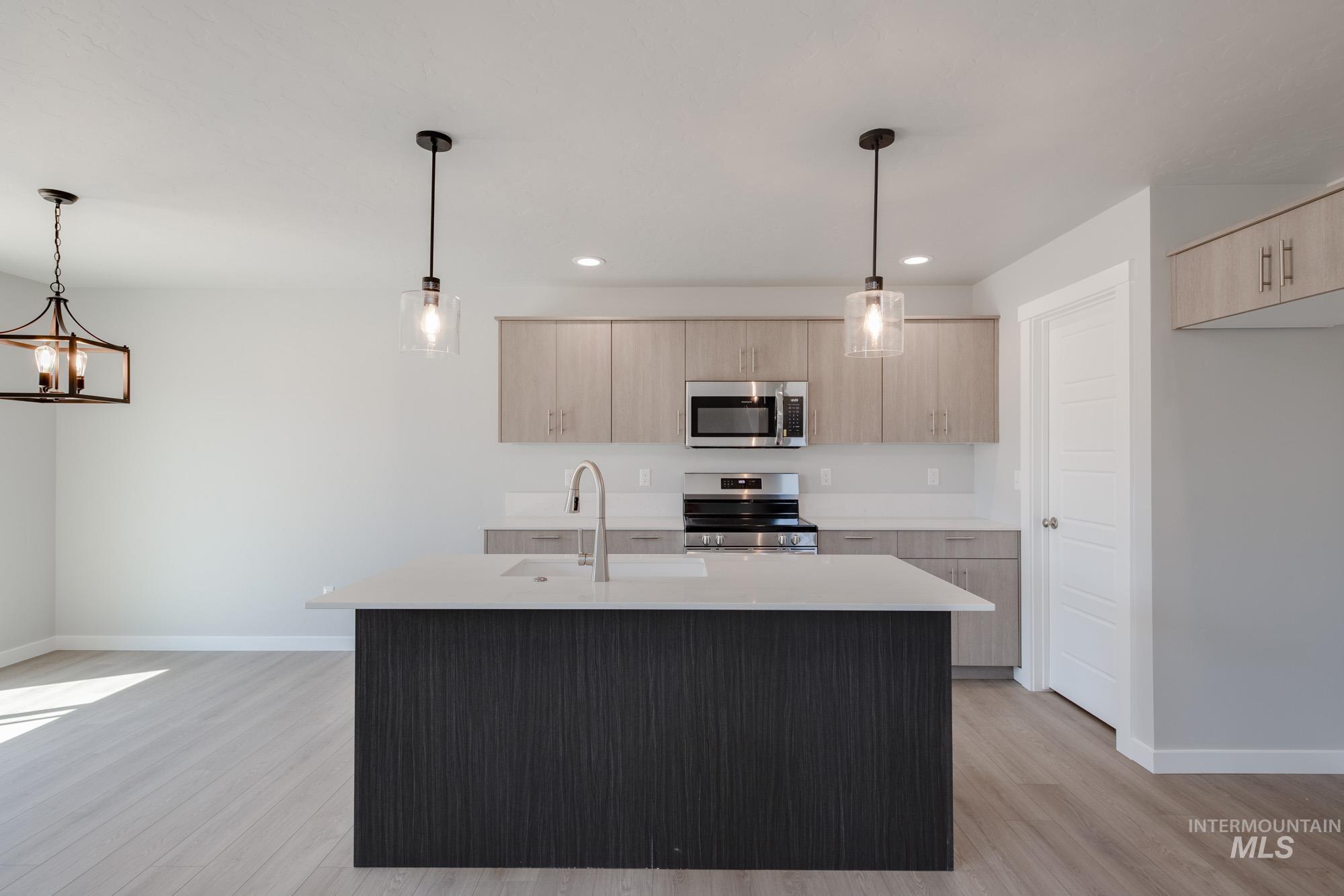 6223 W Naxos St Property Photo 5