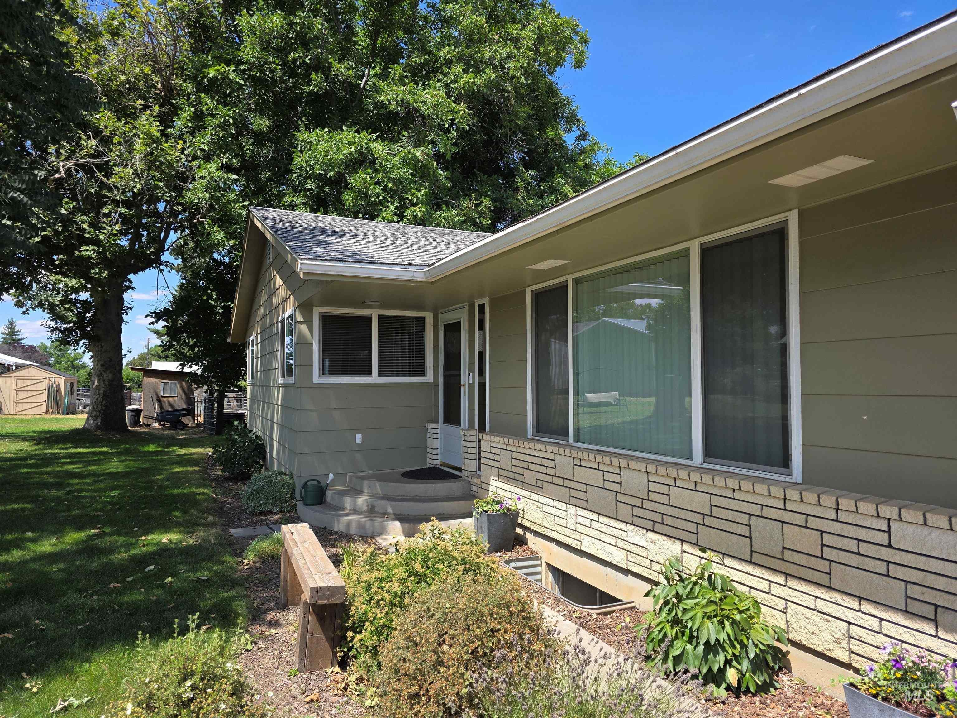 1225 Bryden Avenue Property Photo 1