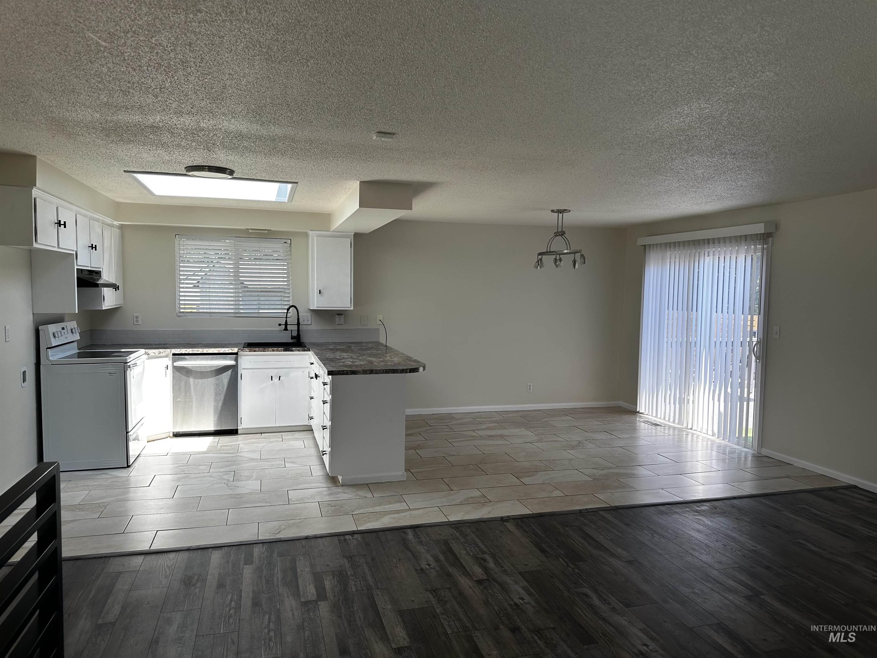 1714 W Bedford Ave Property Photo 3
