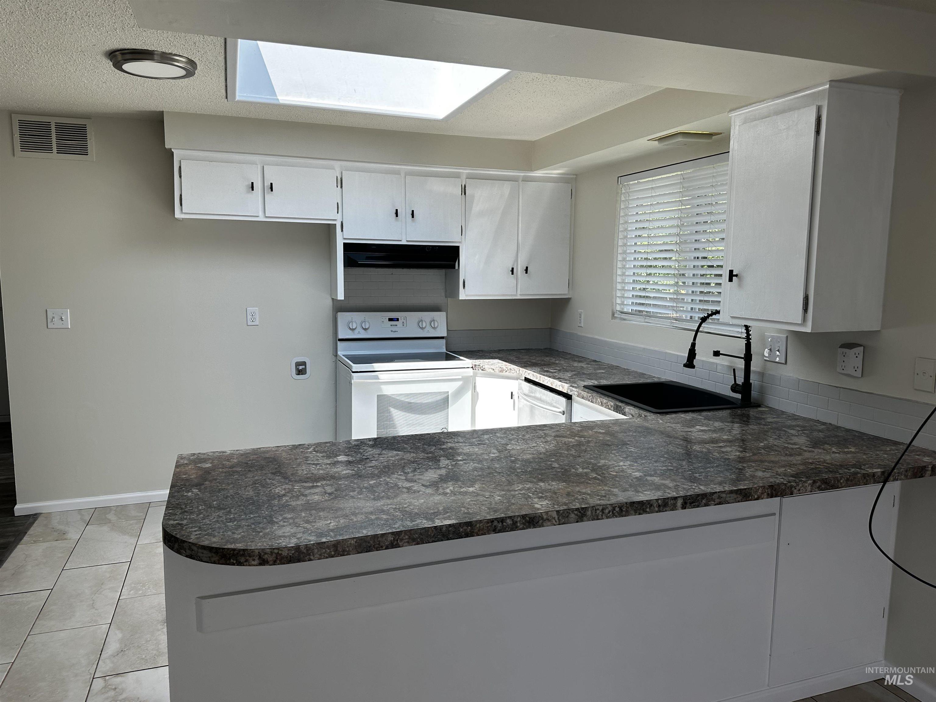 1714 W Bedford Ave Property Photo 4