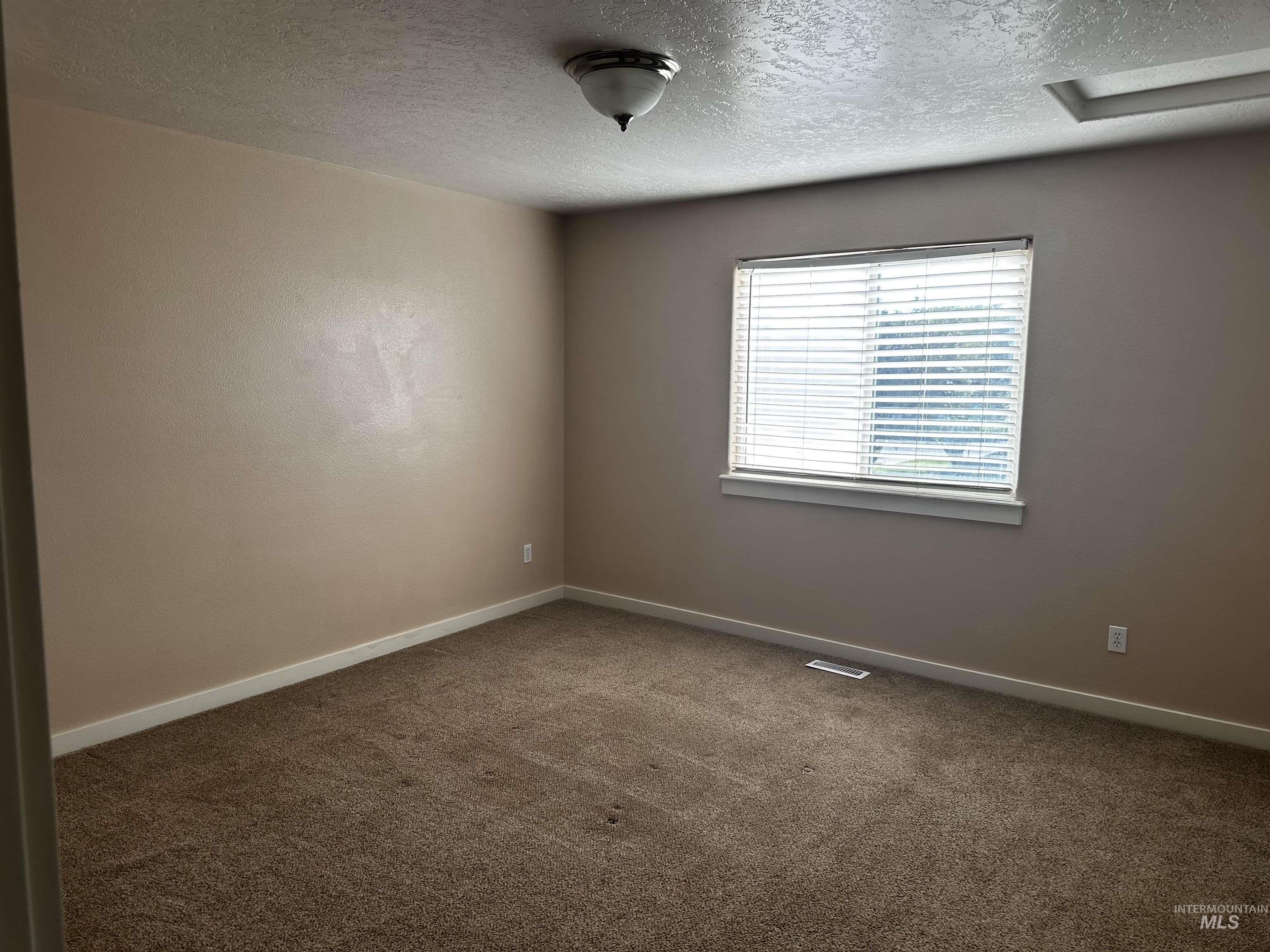 979 N Wolfsburg Ave Property Photo 10