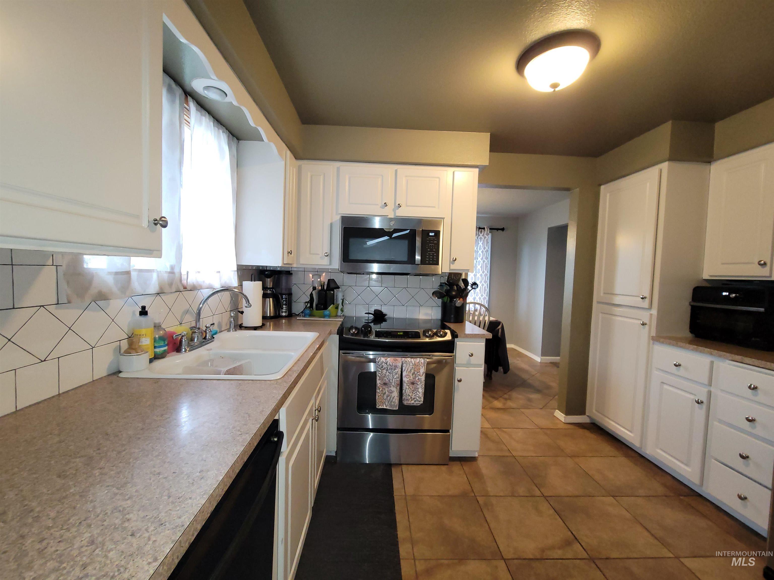 2428 Westwood Ct. Property Photo 2