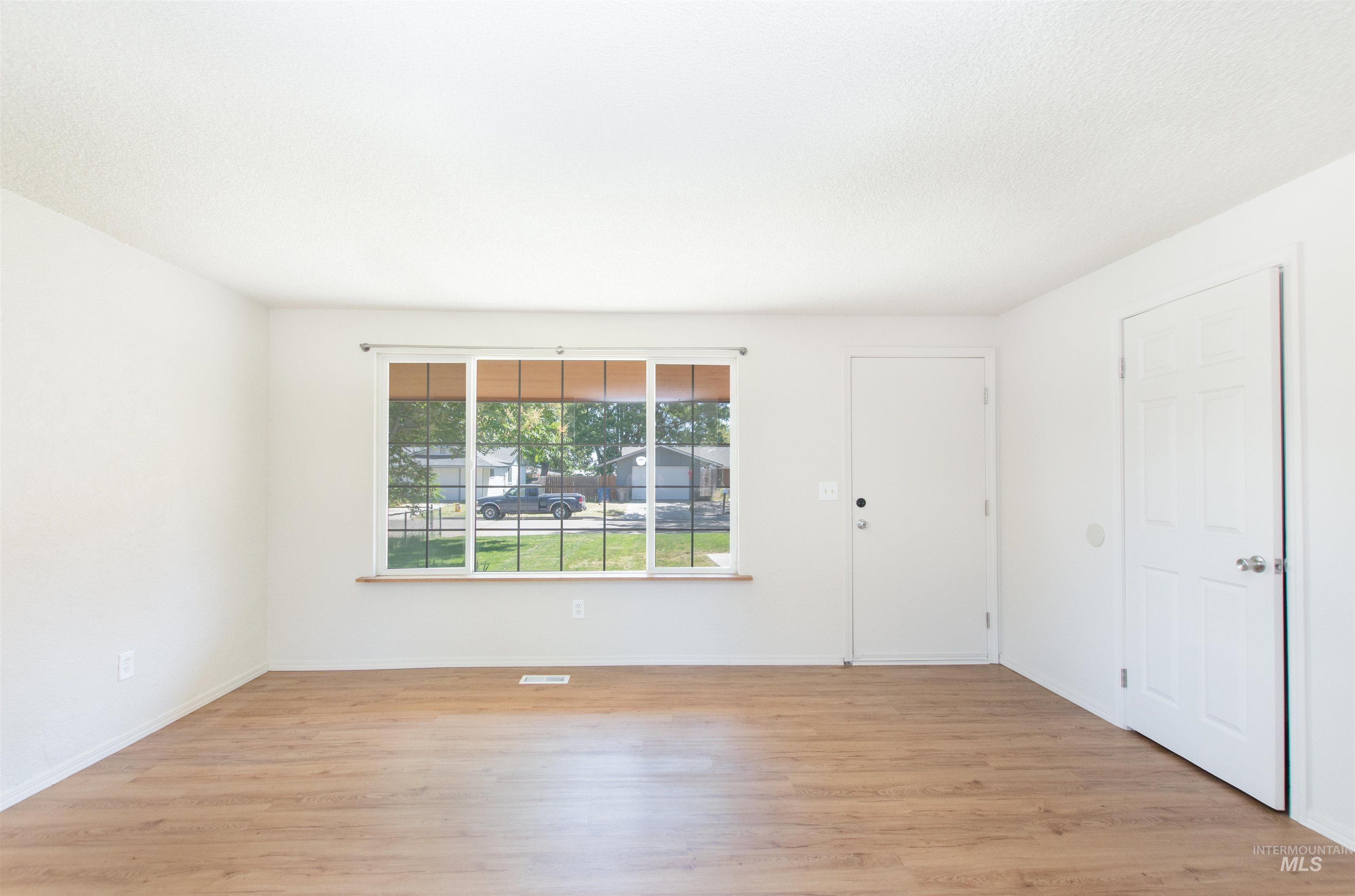 1221 N La Cresta Ave Property Photo 4