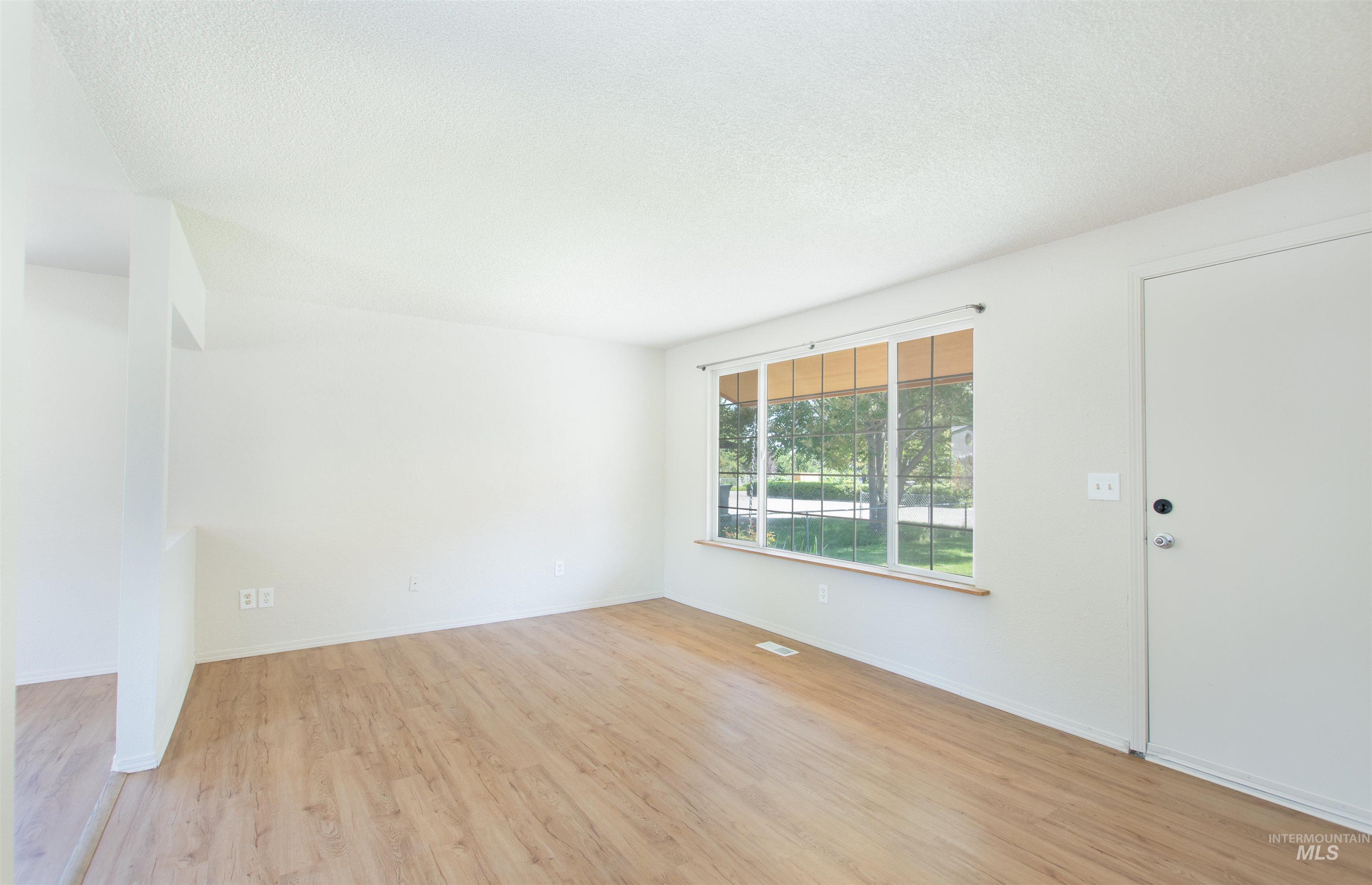 1221 N La Cresta Ave Property Photo 5