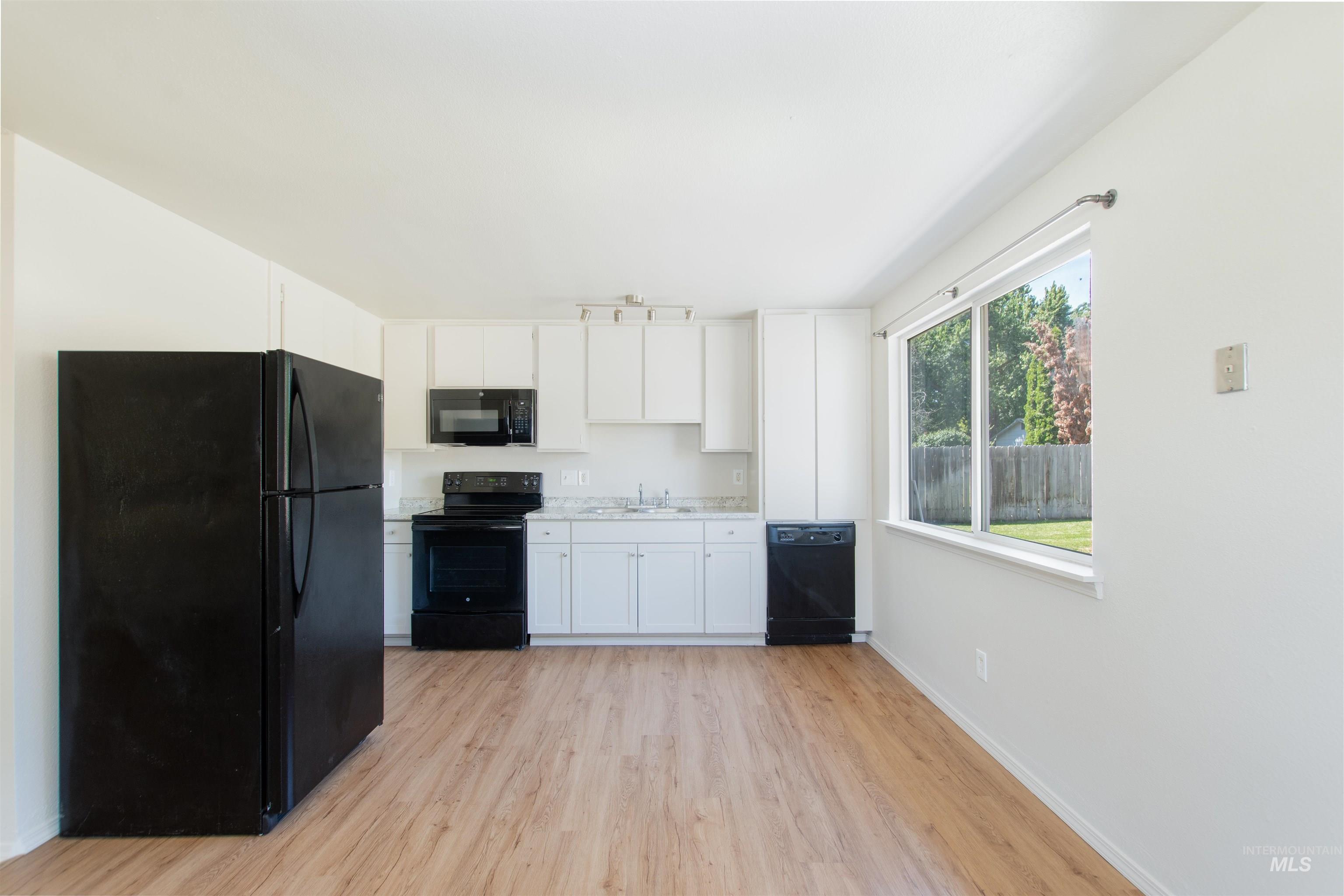 1221 N La Cresta Ave Property Photo 10