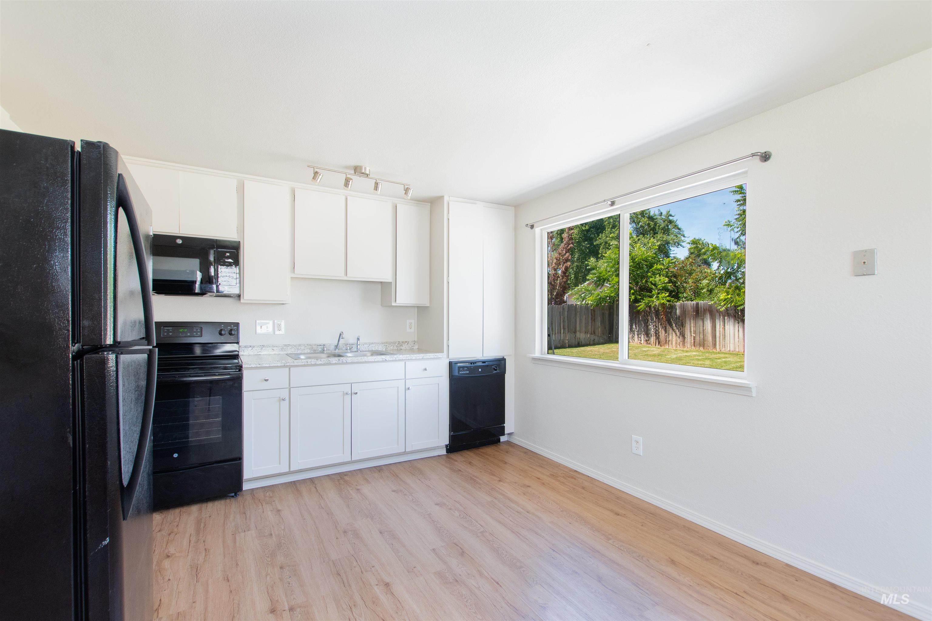 1221 N La Cresta Ave Property Photo 11