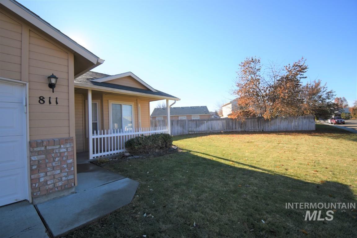 811 W Dewey Ave Property Photo 3