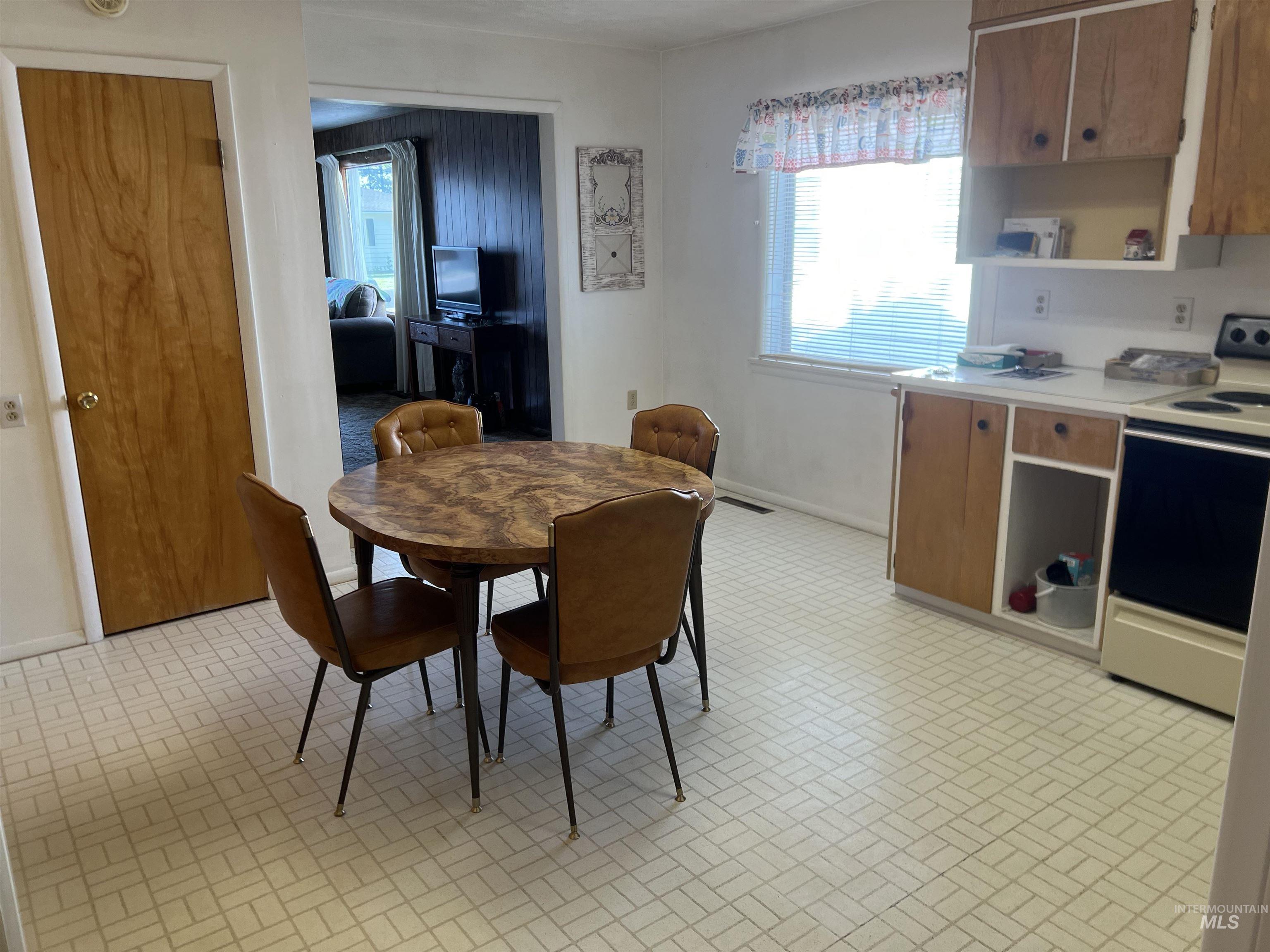 222 E Clark St Property Photo 3