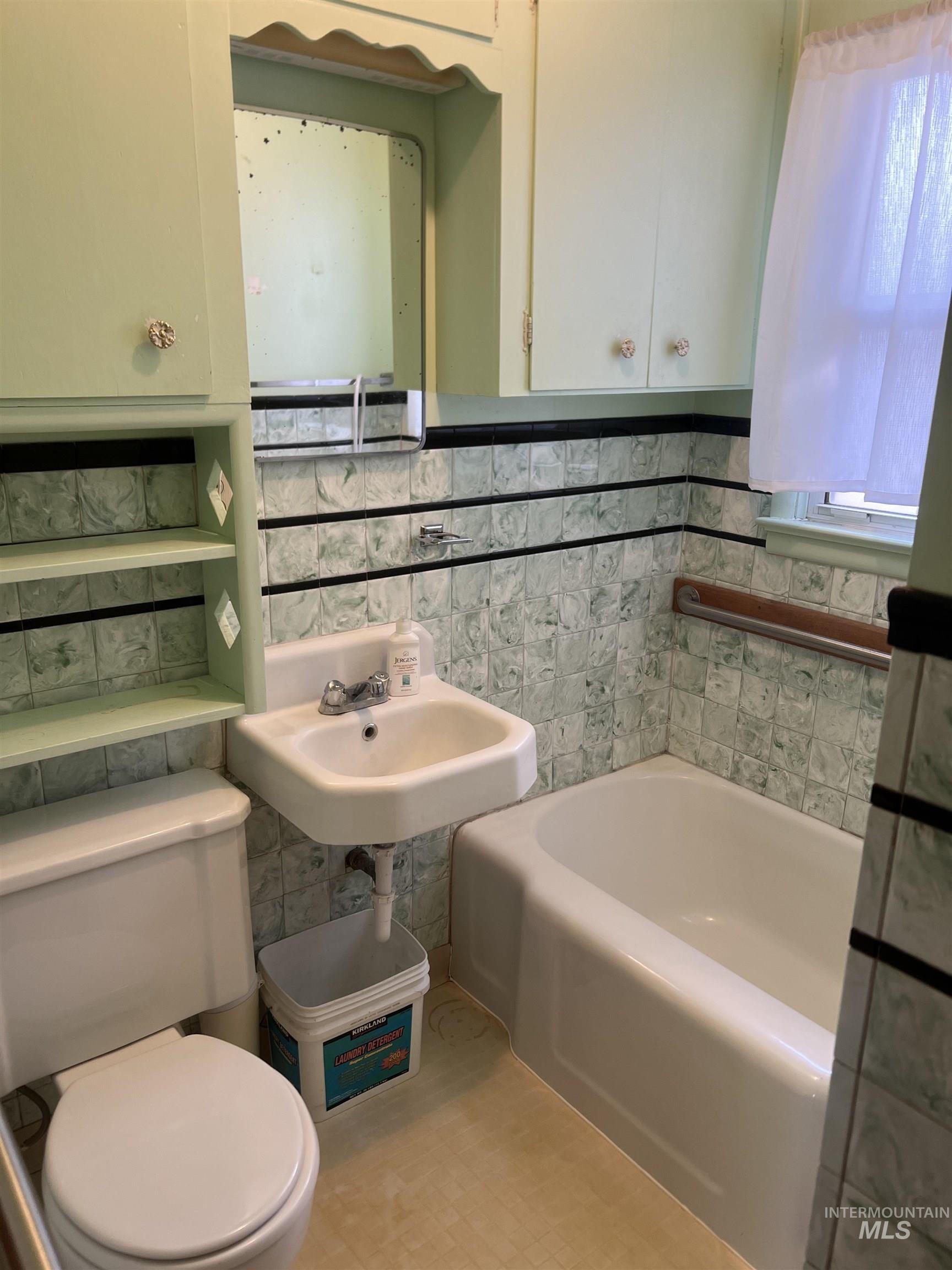 222 E Clark St Property Photo 5
