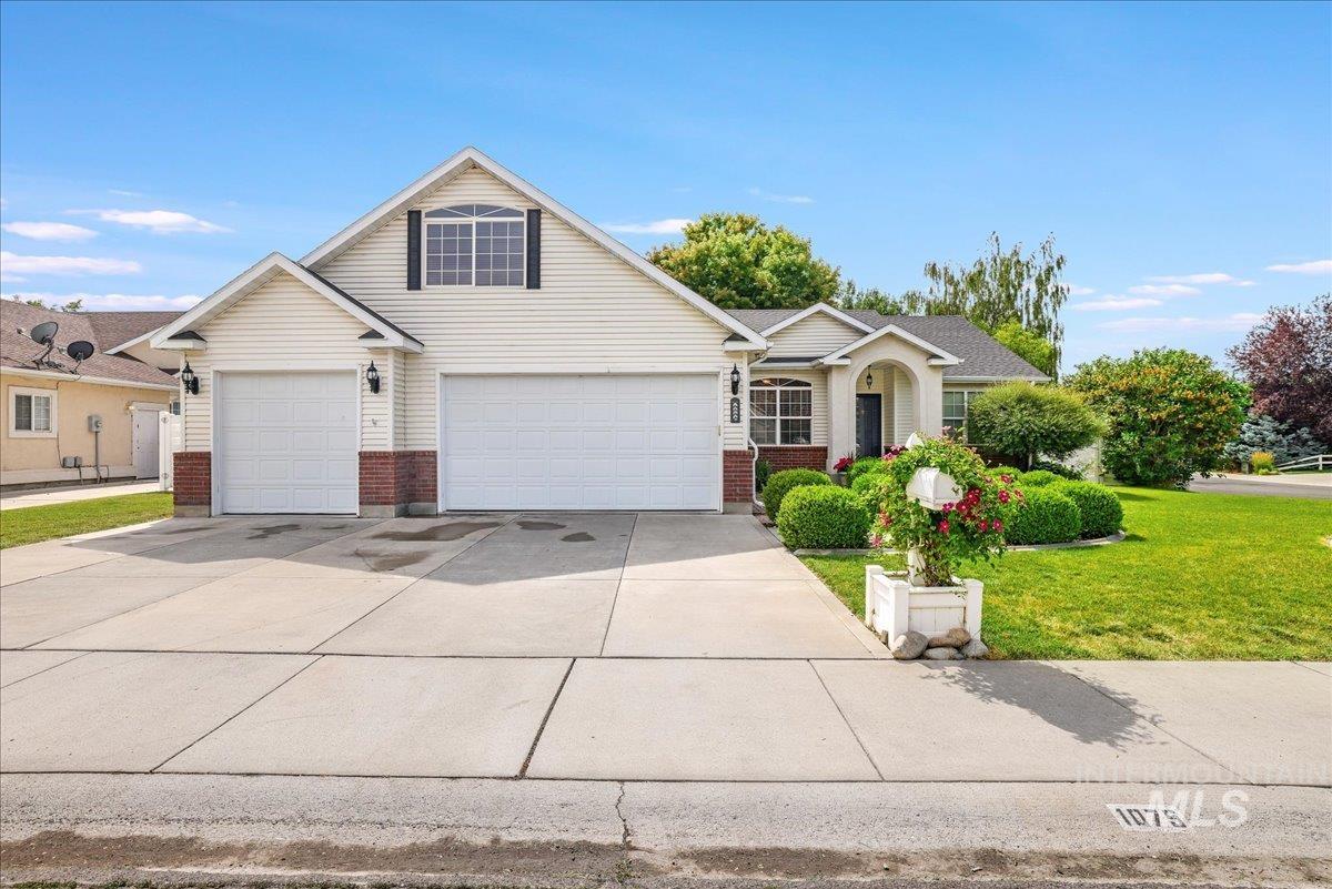 1075 Sawtooth Blvd Property Photo 1