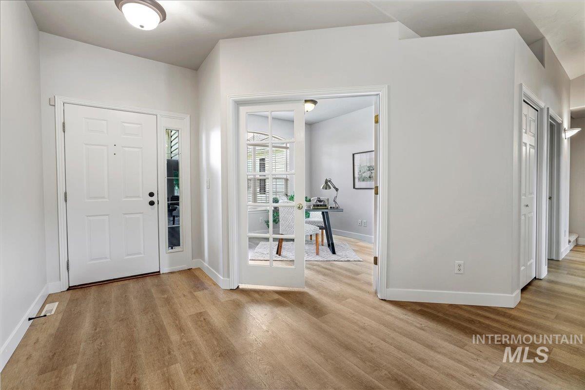 1075 Sawtooth Blvd Property Photo 3