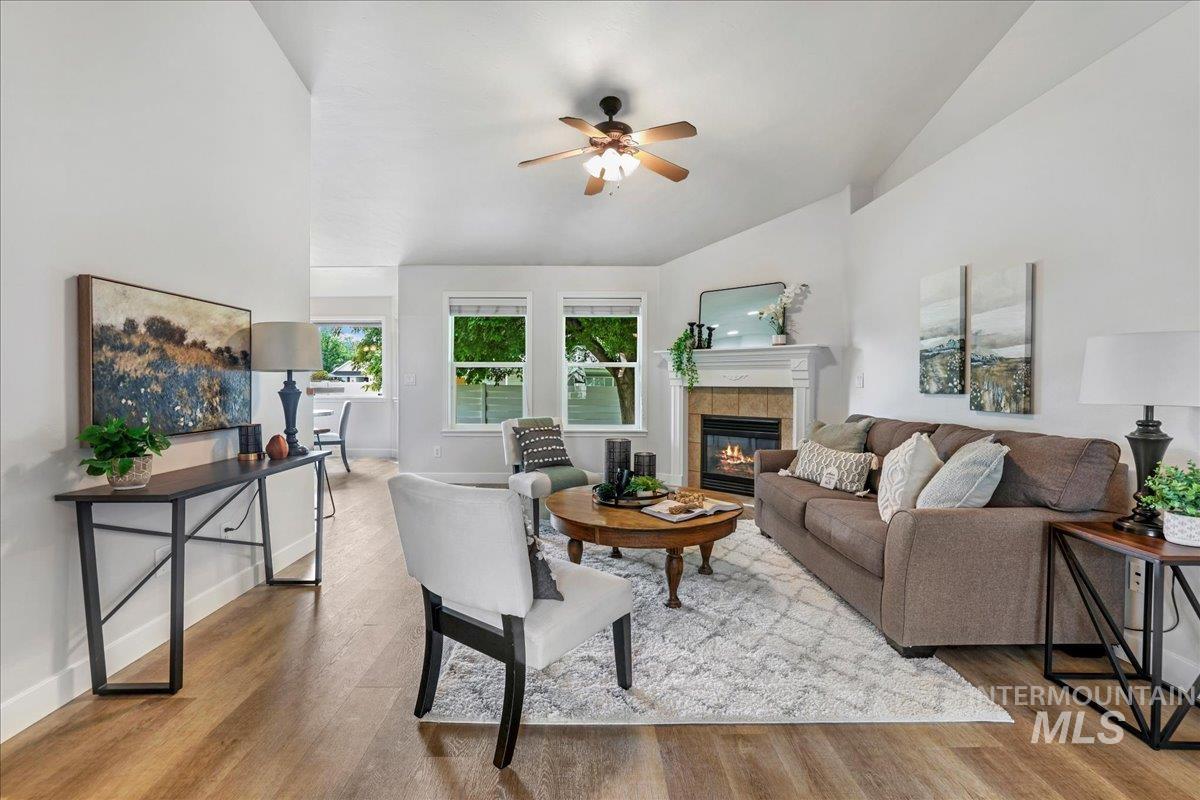 1075 Sawtooth Blvd Property Photo 4