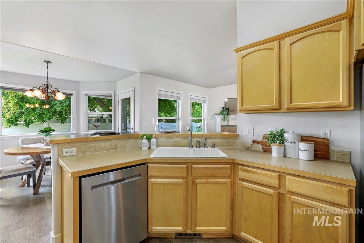 1075 Sawtooth Blvd Property Photo 13