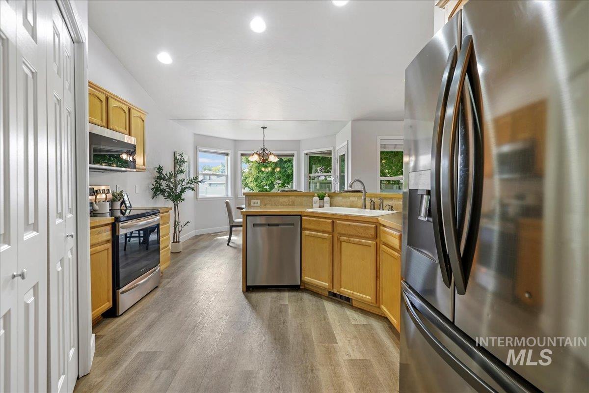 1075 Sawtooth Blvd Property Photo 14