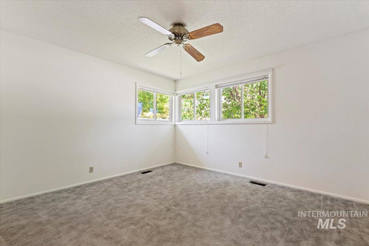611 E Dewey Lane Property Photo 14