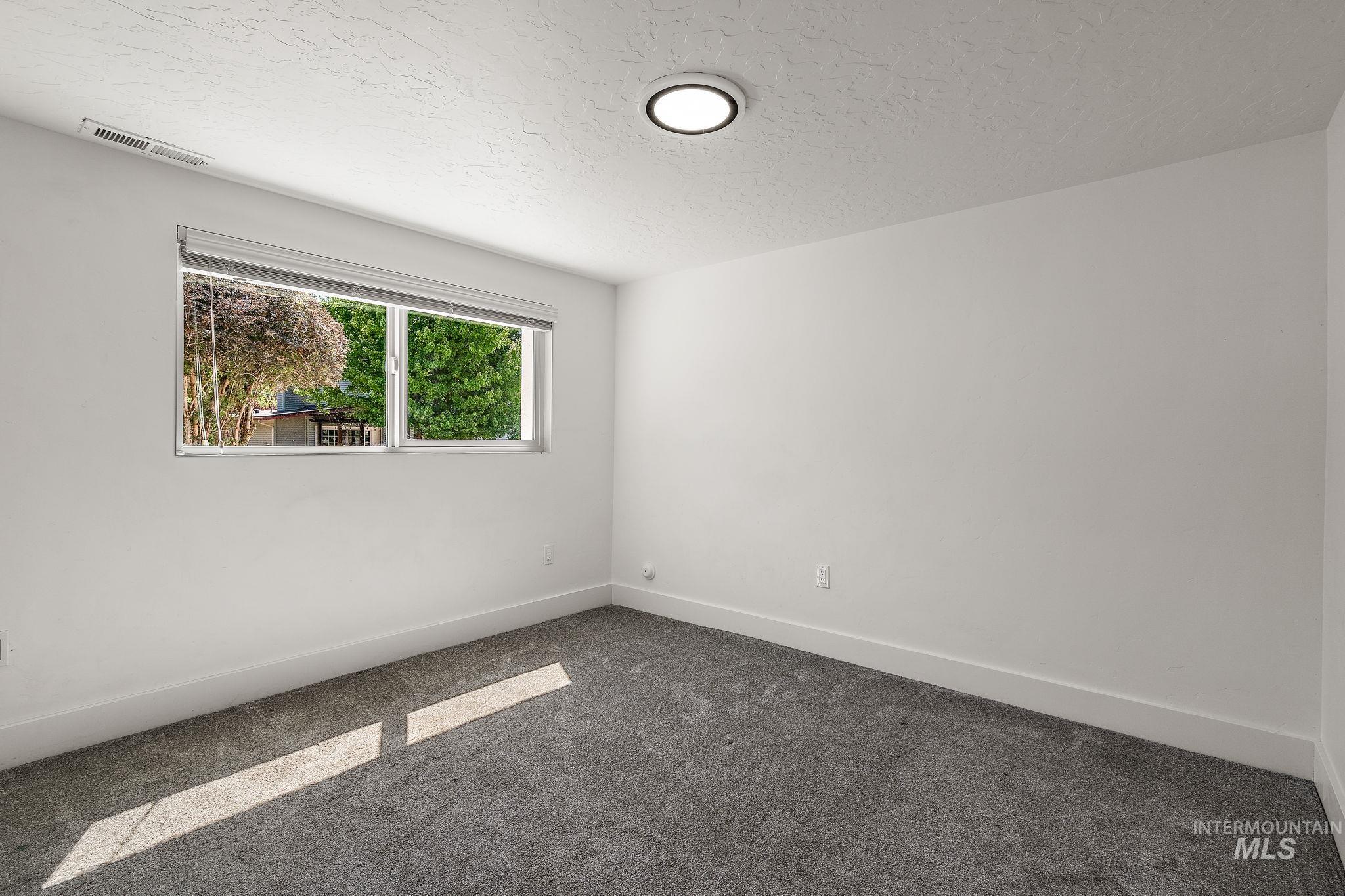 3101 N Ridgeway Dr Property Photo 38