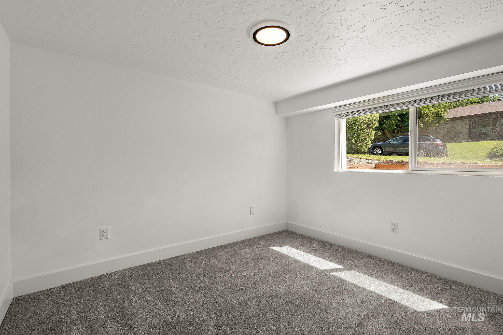 3101 N Ridgeway Dr Property Photo 43