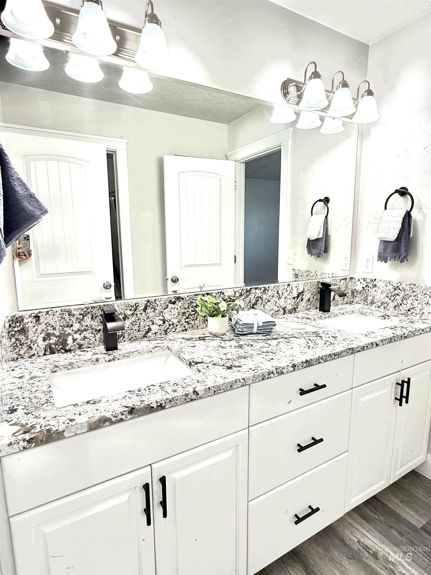 1726 N Calaveras Pl Property Photo 23