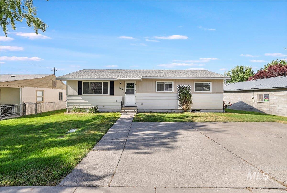 706 10th Avenue Property Photo 1