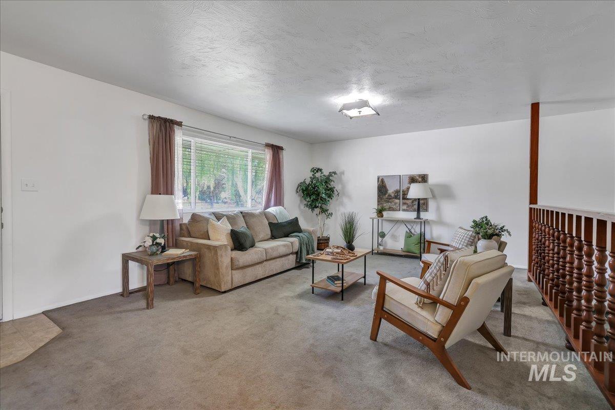 706 10th Avenue Property Photo 4