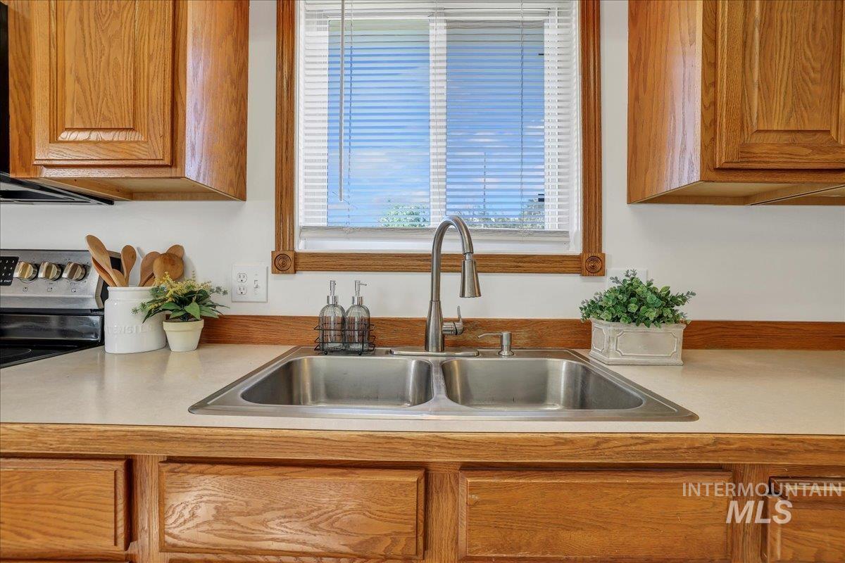 706 10th Avenue Property Photo 12