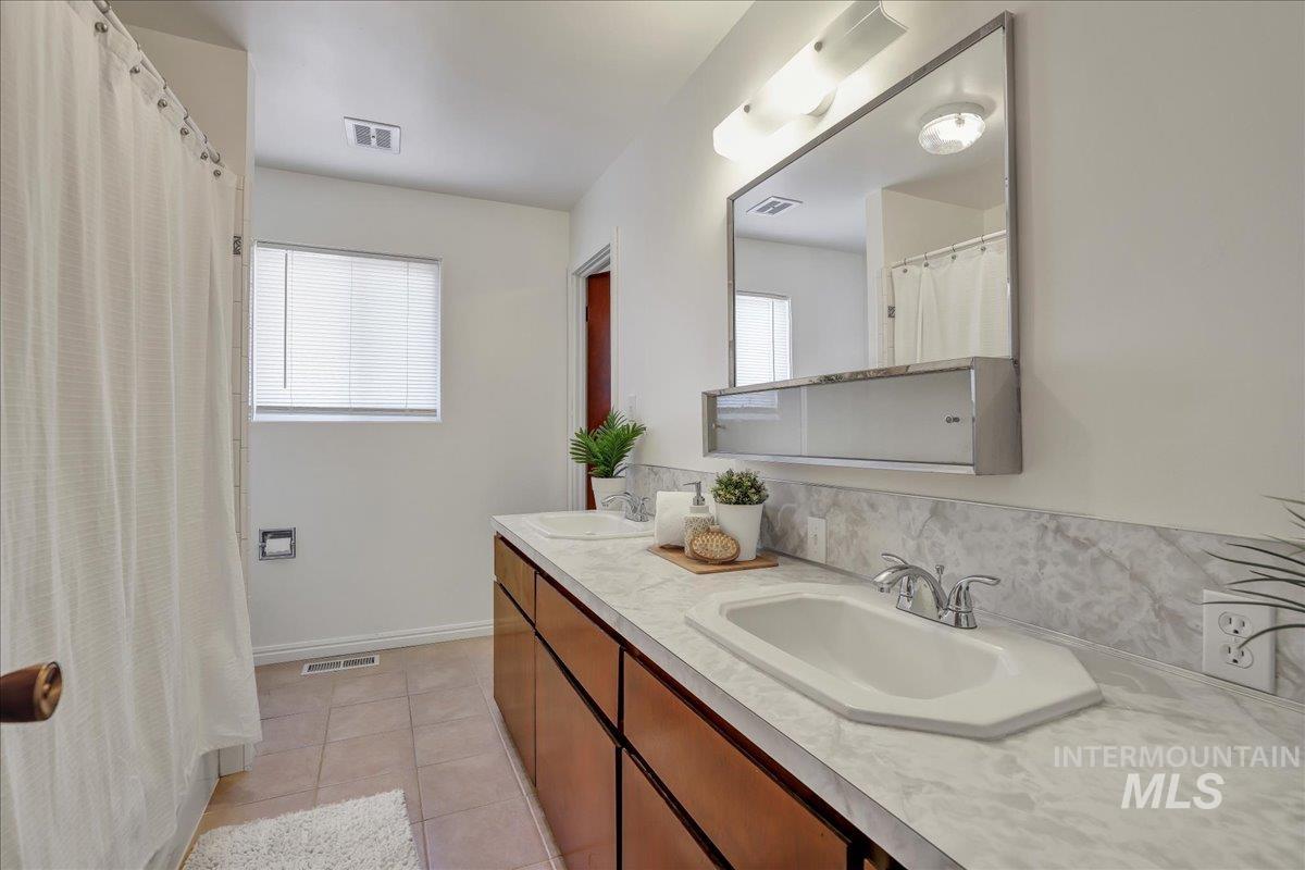 706 10th Avenue Property Photo 16