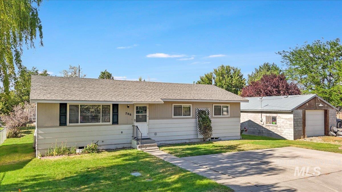 706 10th Avenue Property Photo 35