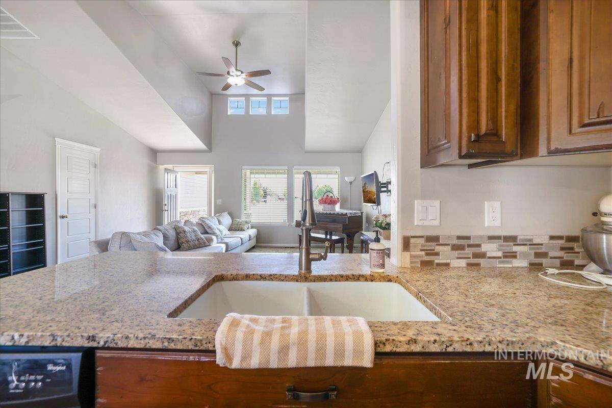 1120 Ballard Way Property Photo 11