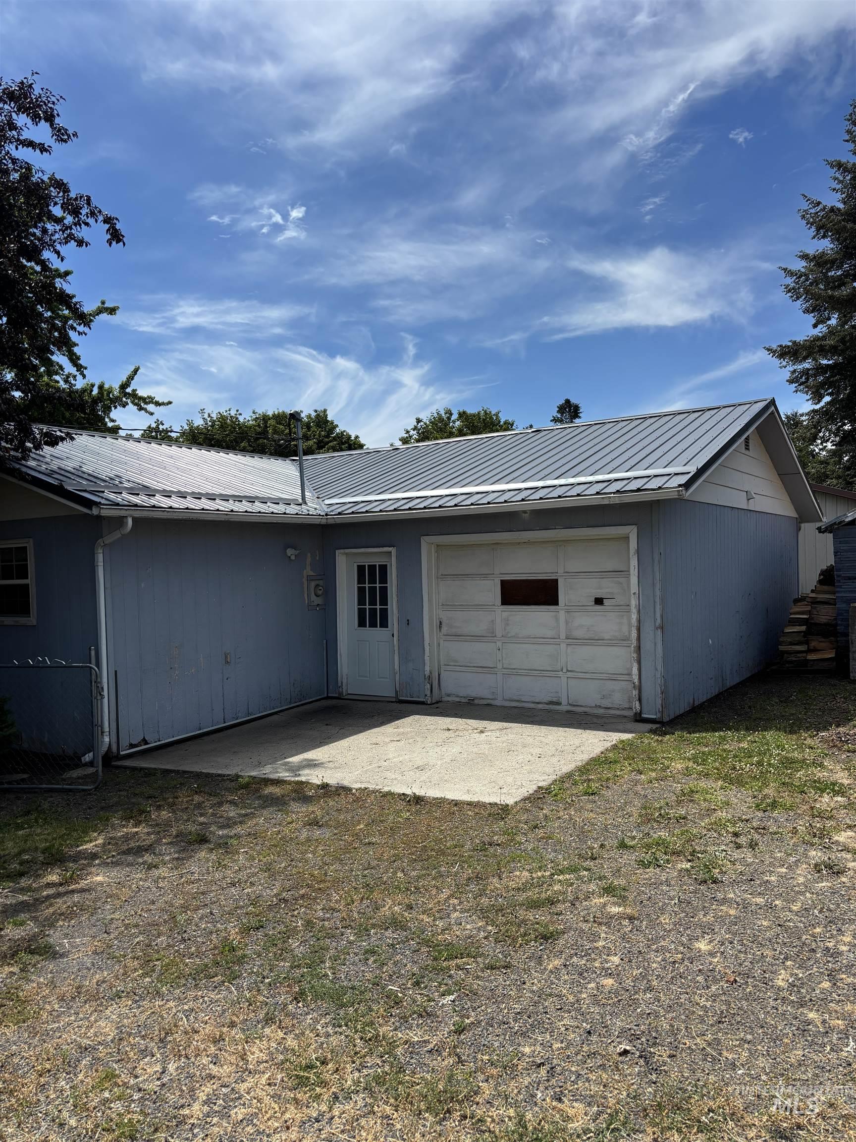 704 Villard Property Photo 2